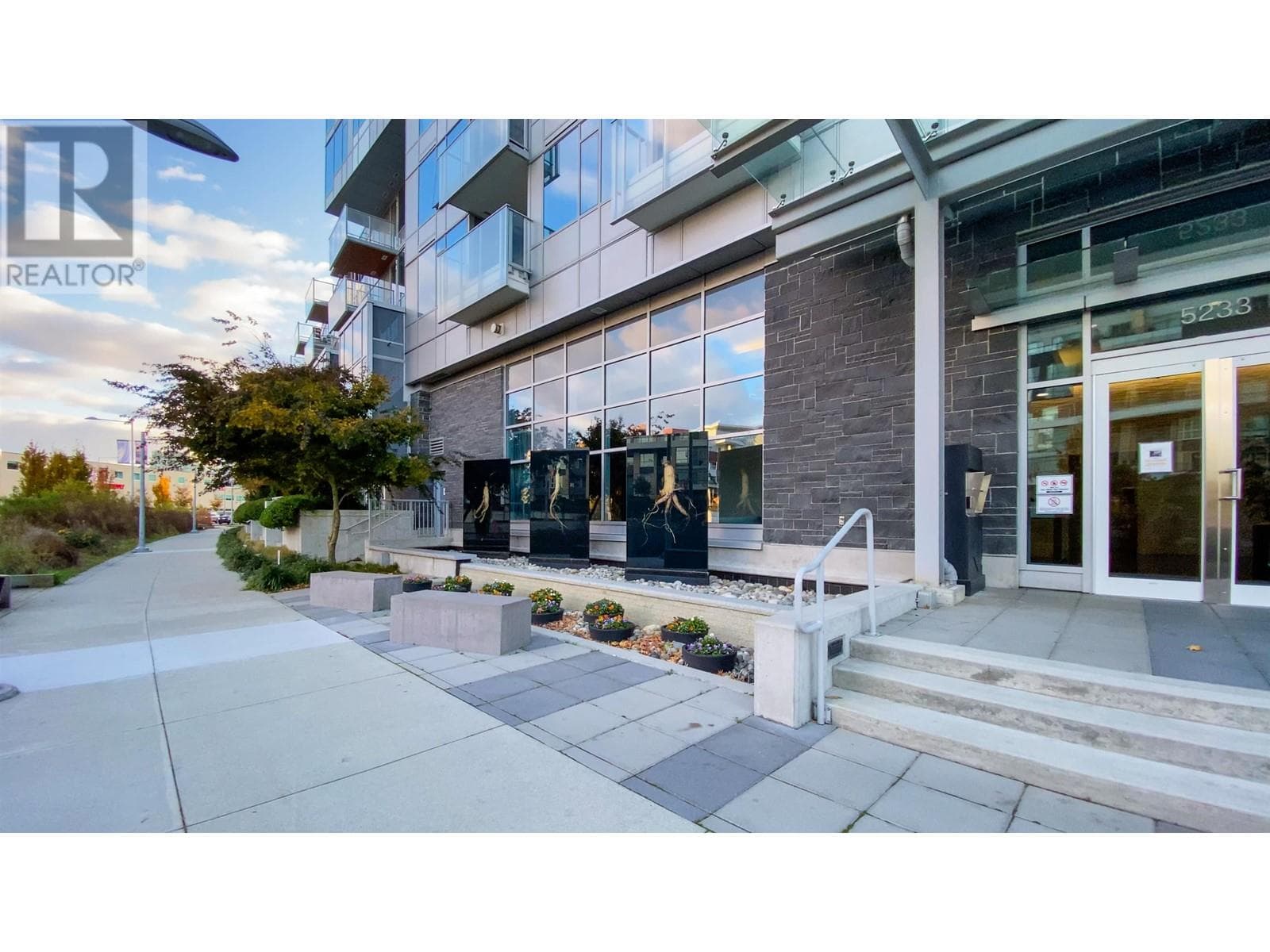 1606 5233 GILBERT ROAD