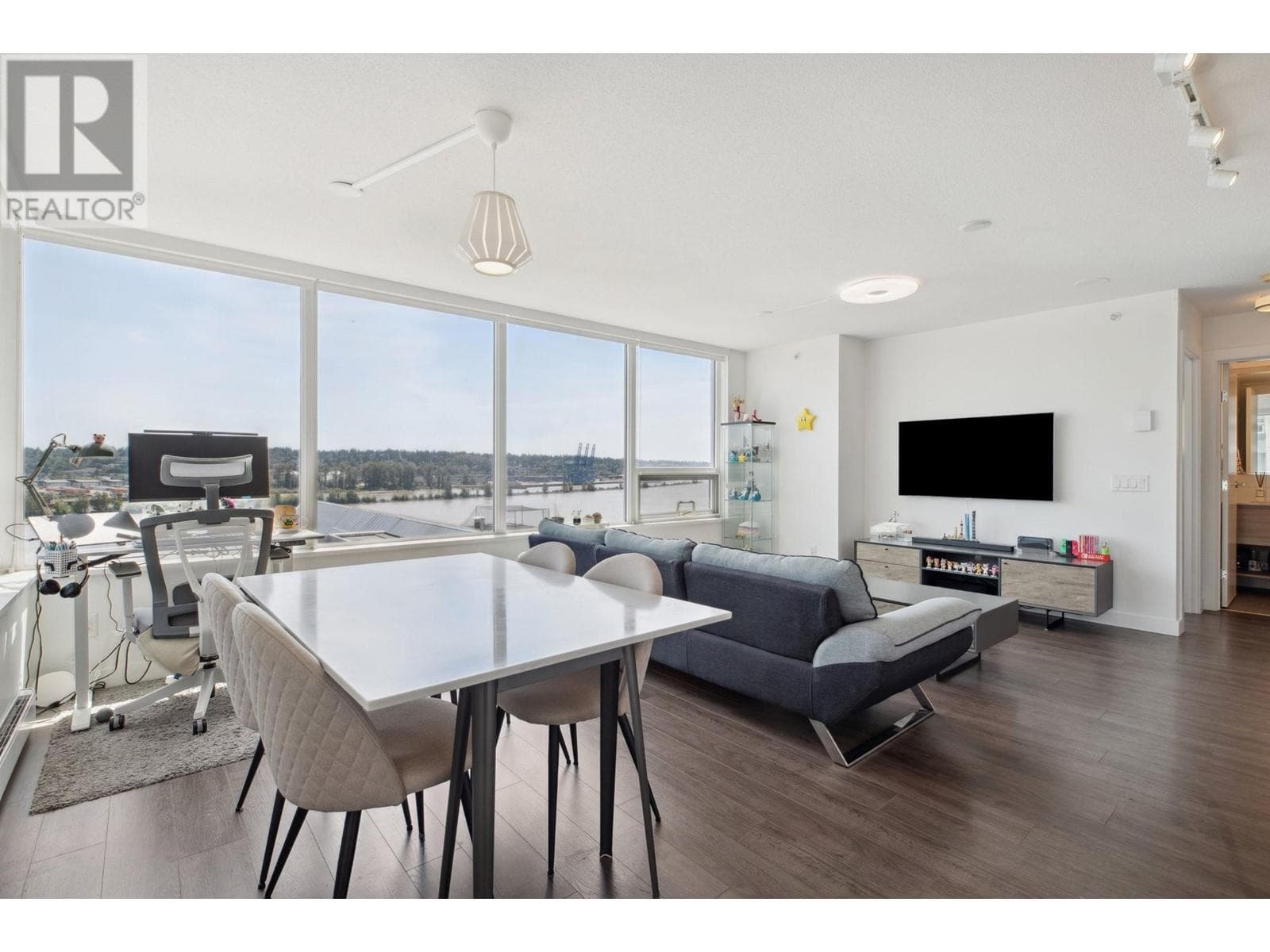 909 988 QUAYSIDE DRIVE