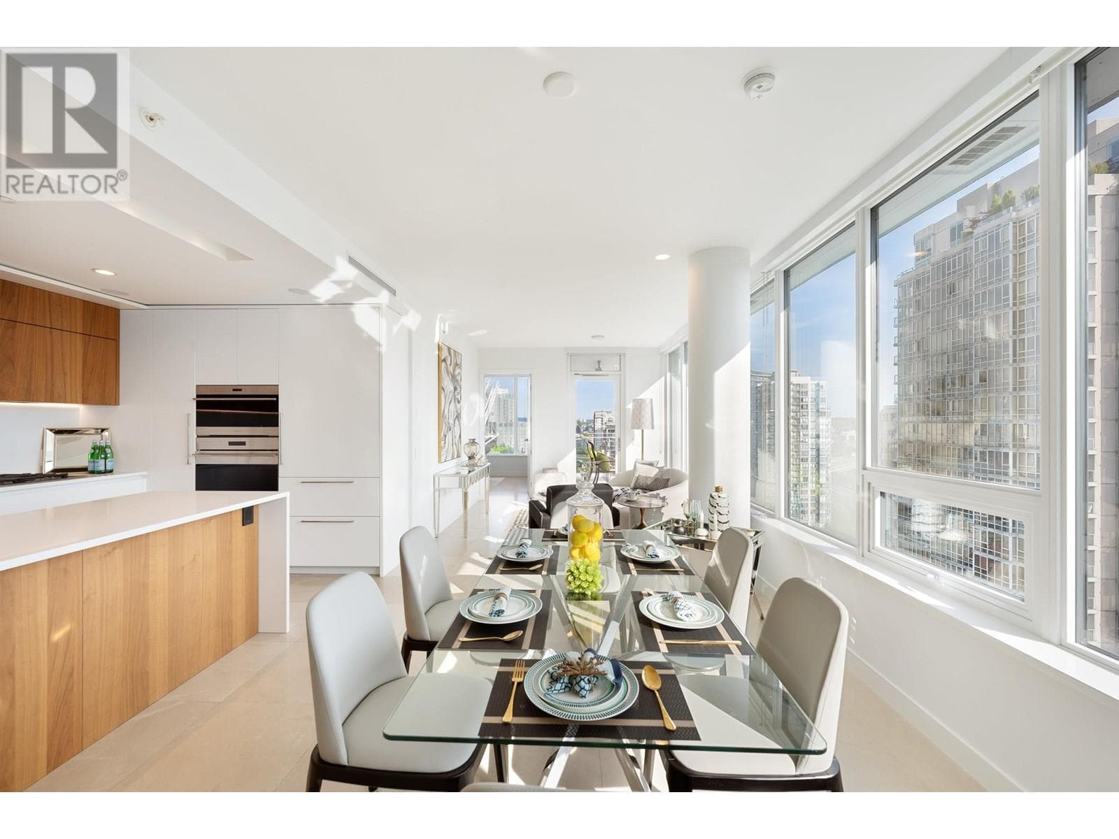 1604 885 CAMBIE STREET