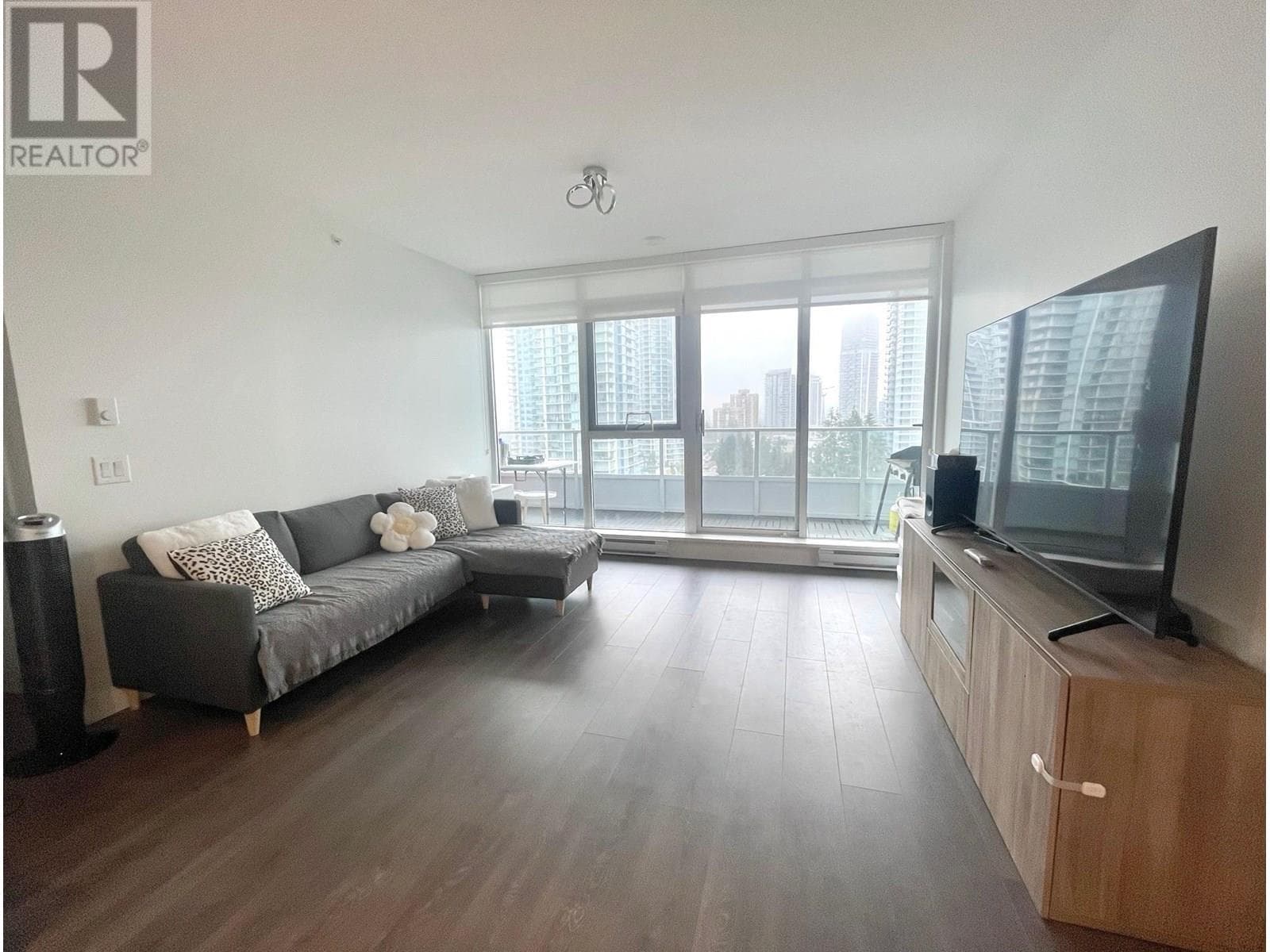 1304 525 FOSTER AVENUE