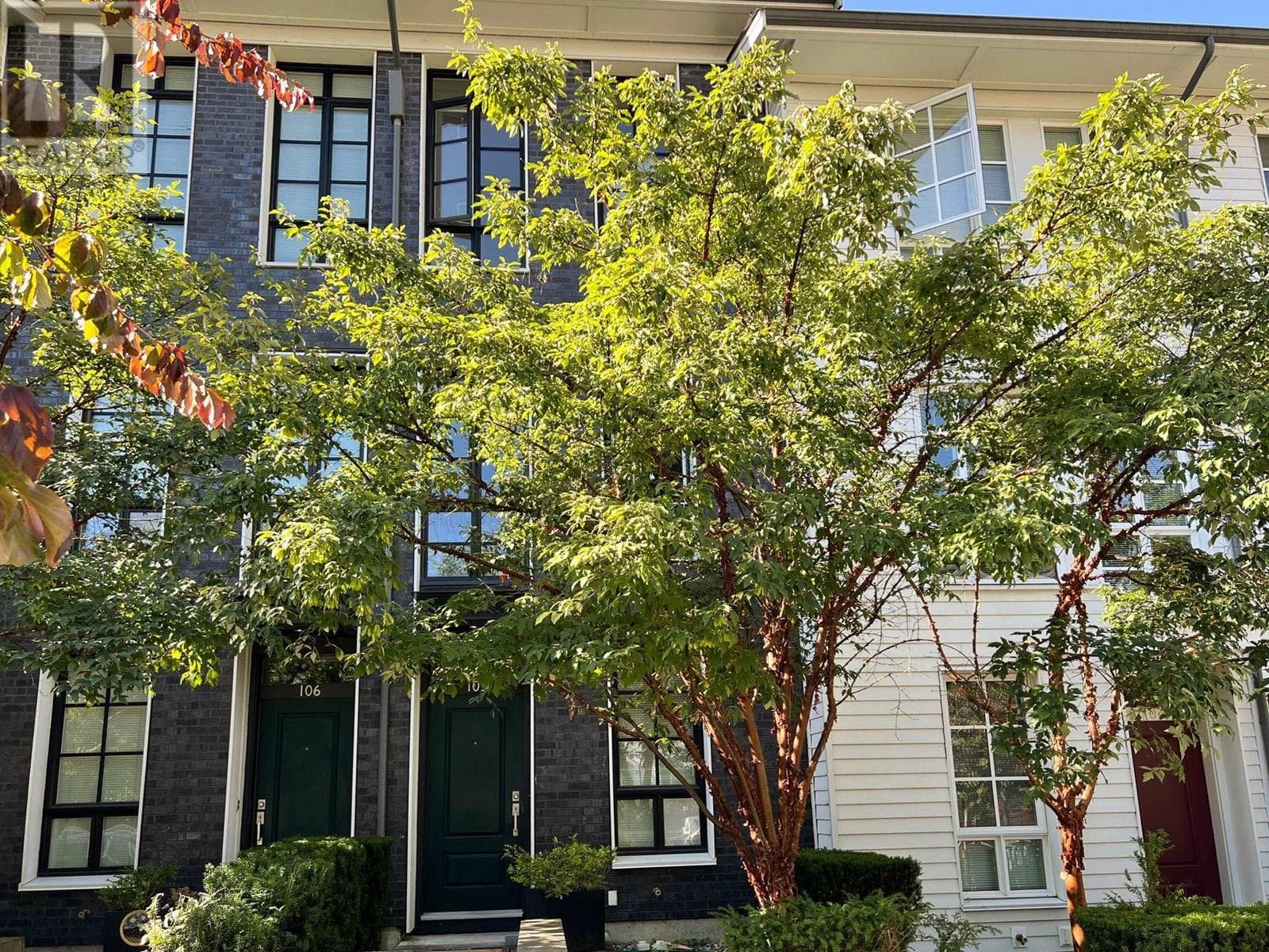 105 548 FOSTER AVENUE