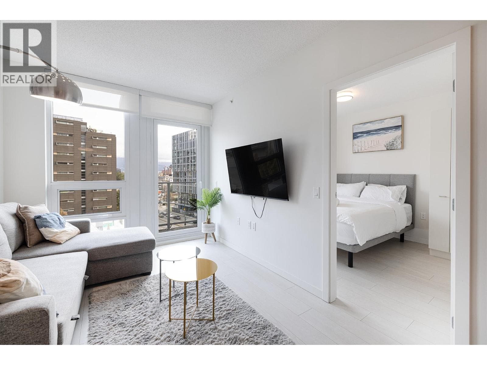 606 180 E 2ND AVENUE