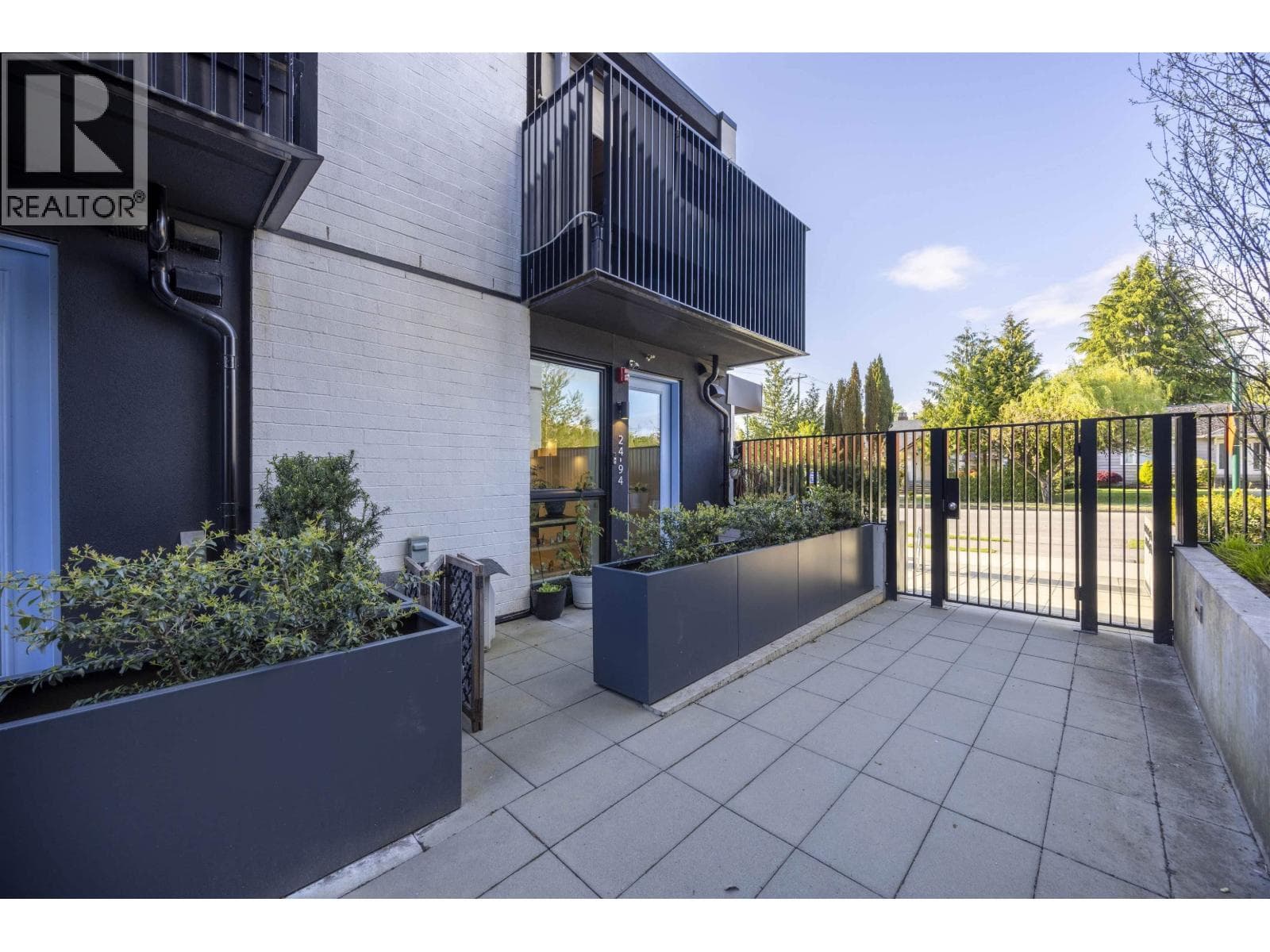 24 94 W KING EDWARD AVENUE