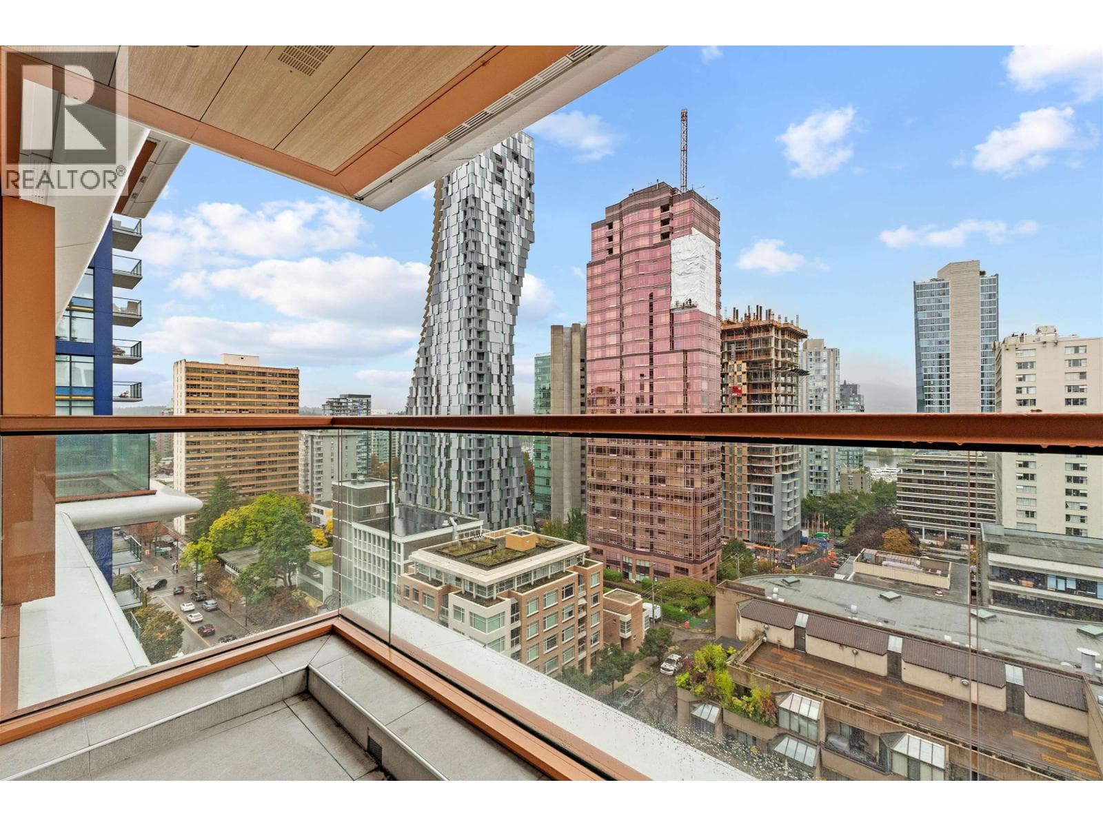 1304 1482 ROBSON STREET