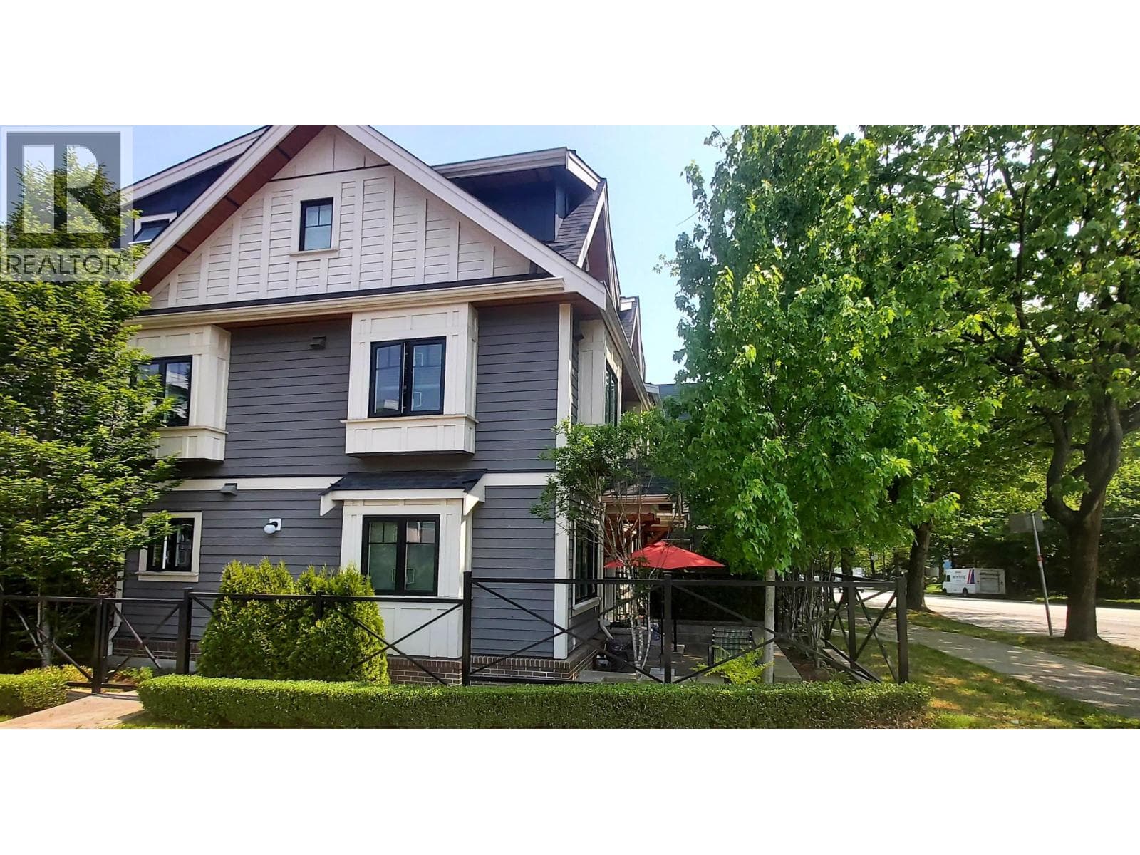 901 E BROADWAY STREET