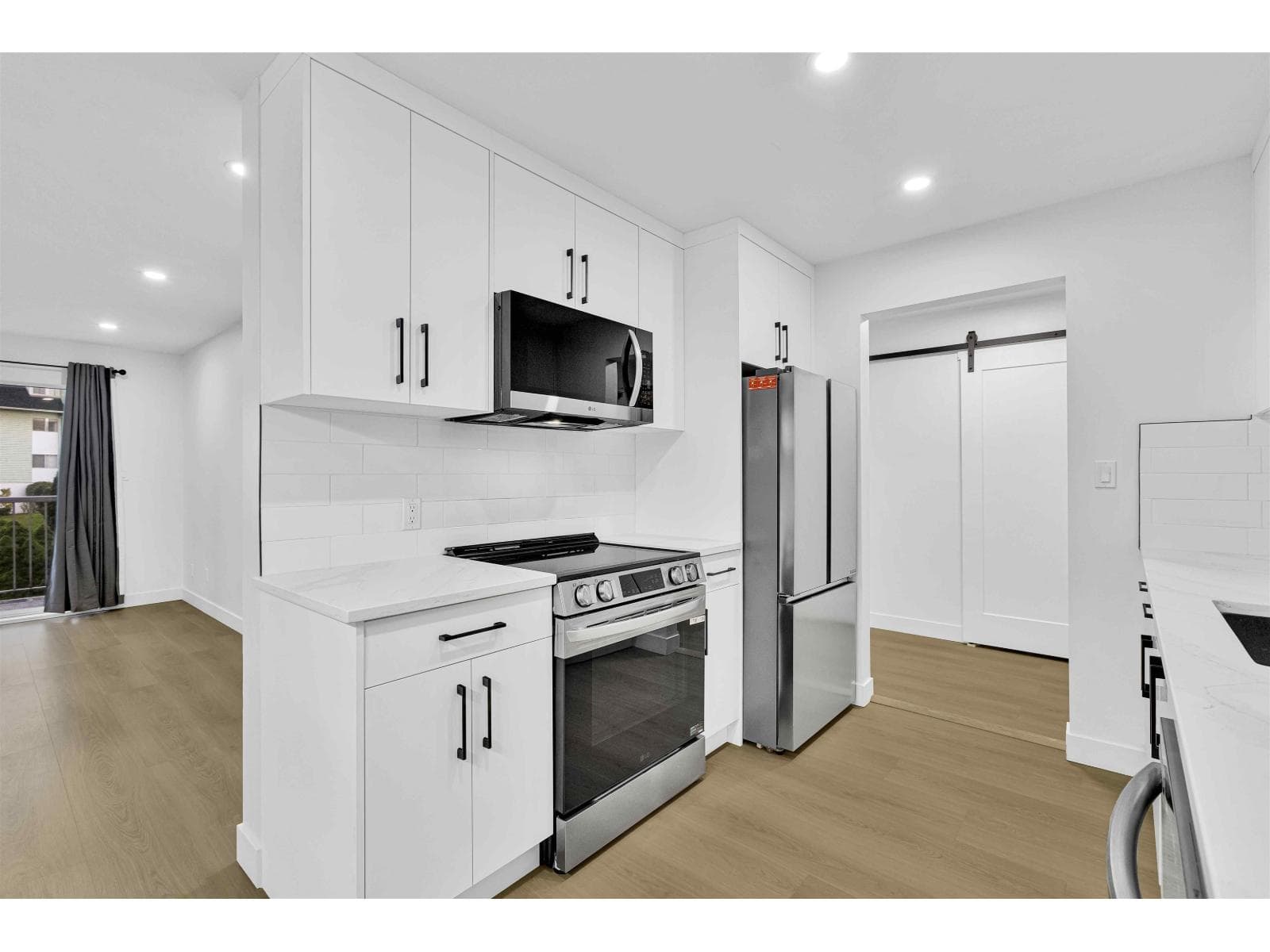 201 2567 VICTORIA STREET