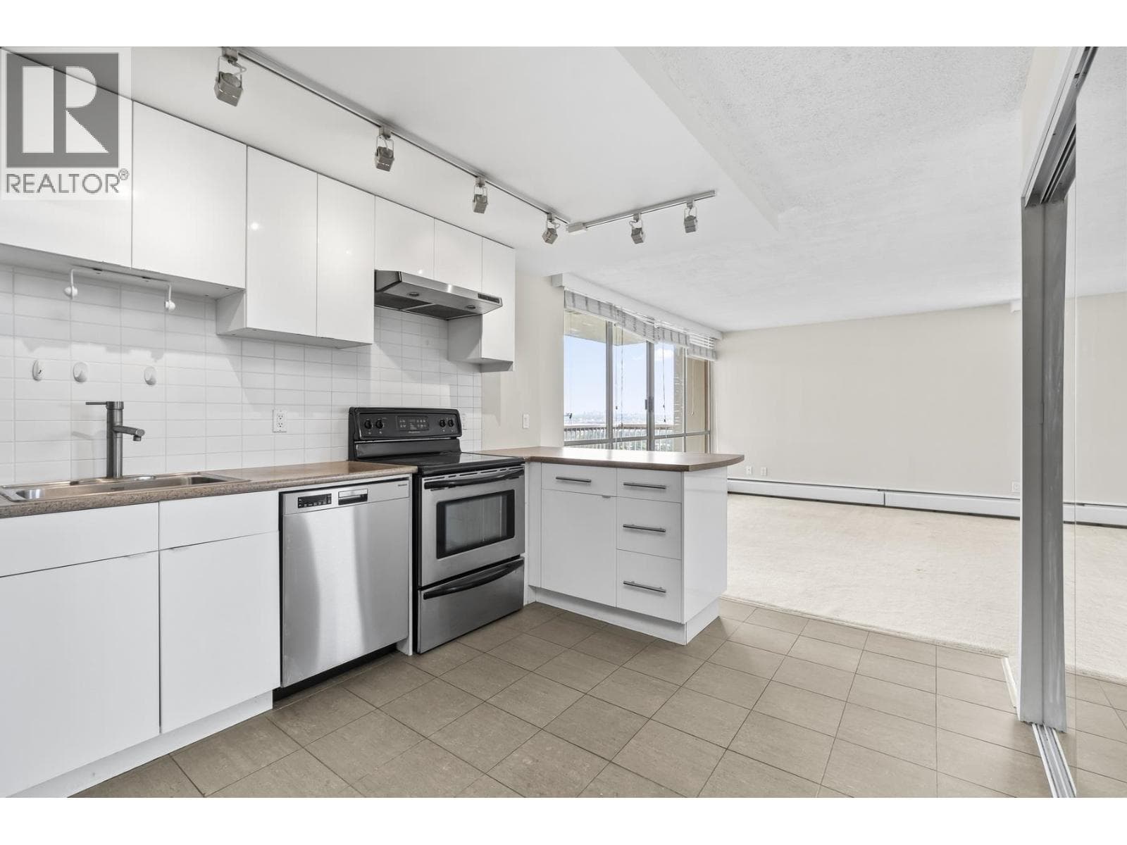 1610 2016 FULLERTON AVENUE