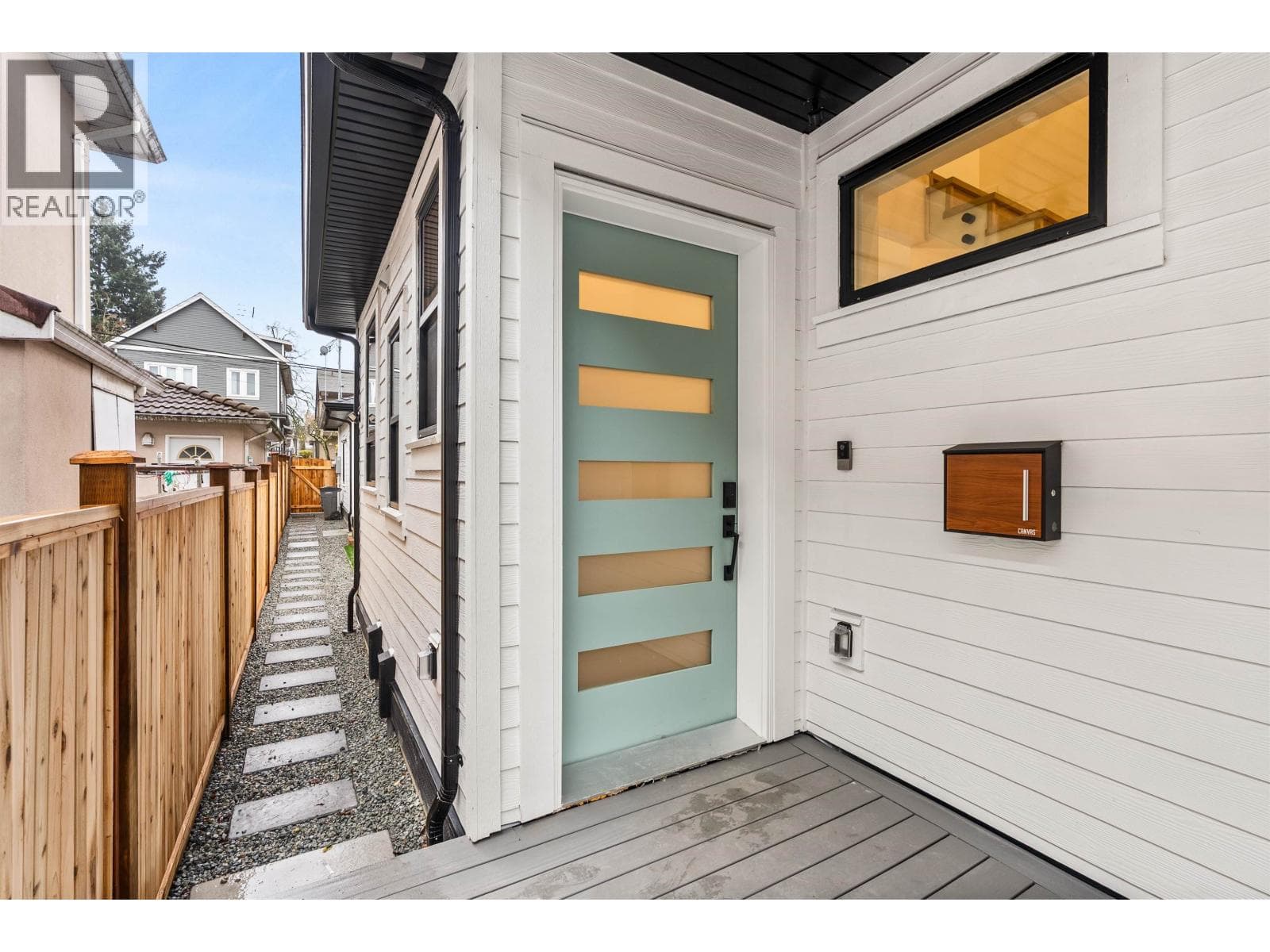 2 1822 E 14TH AVENUE