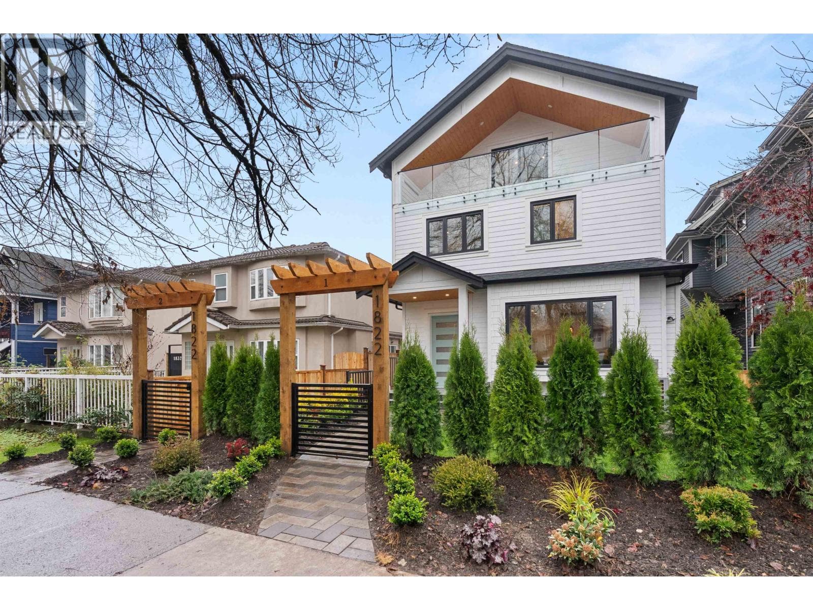 1 1822 E 14TH AVENUE