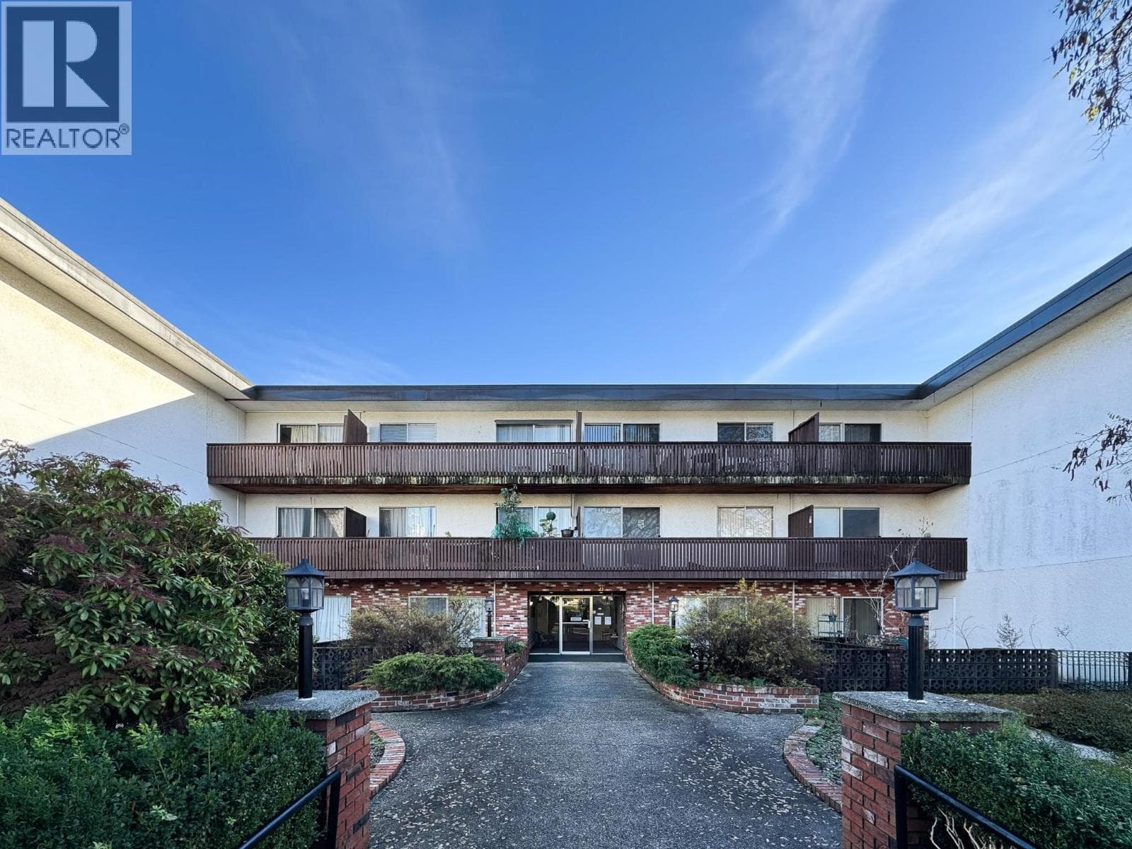 211 910 FIFTH AVENUE