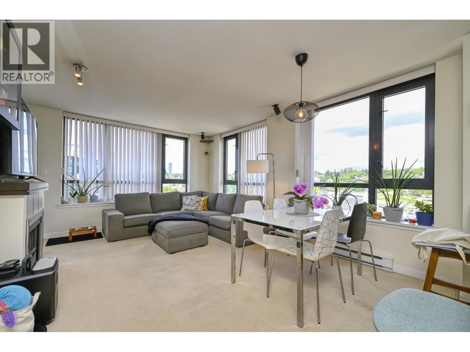 1307 1 RENAISSANCE SQUARE