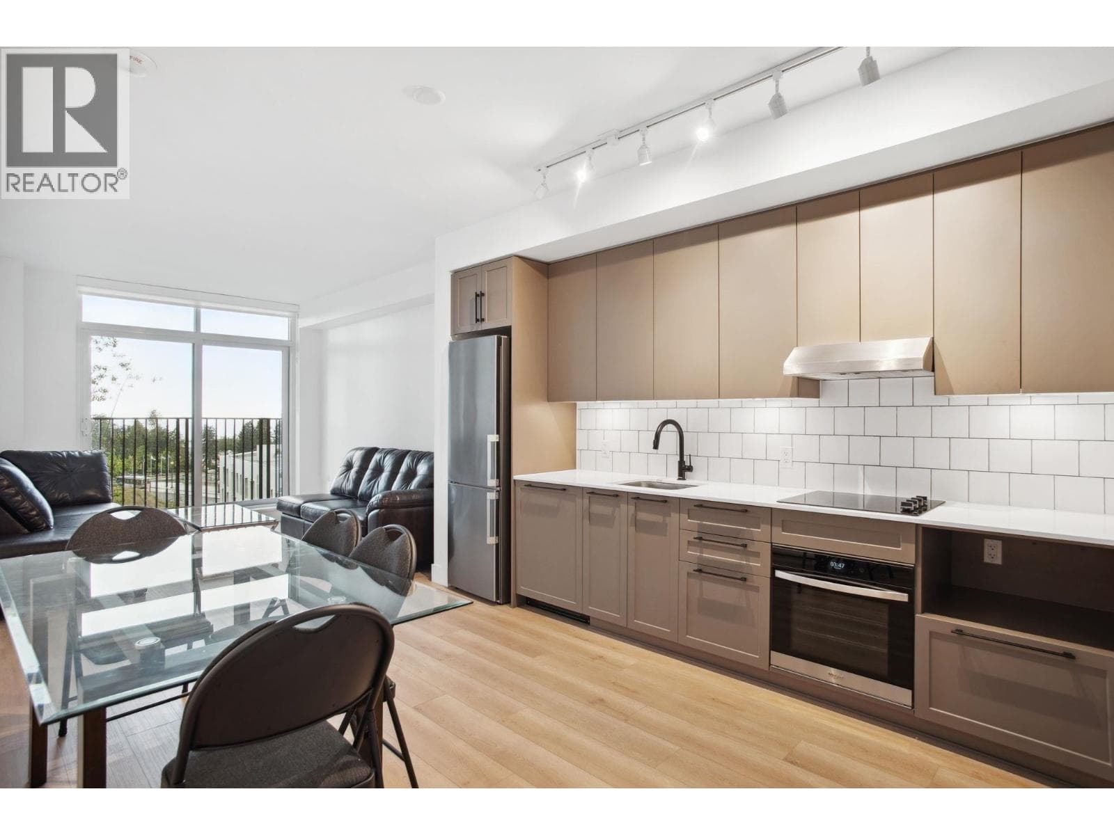 711 8750 UNIVERSITY CRESCENT