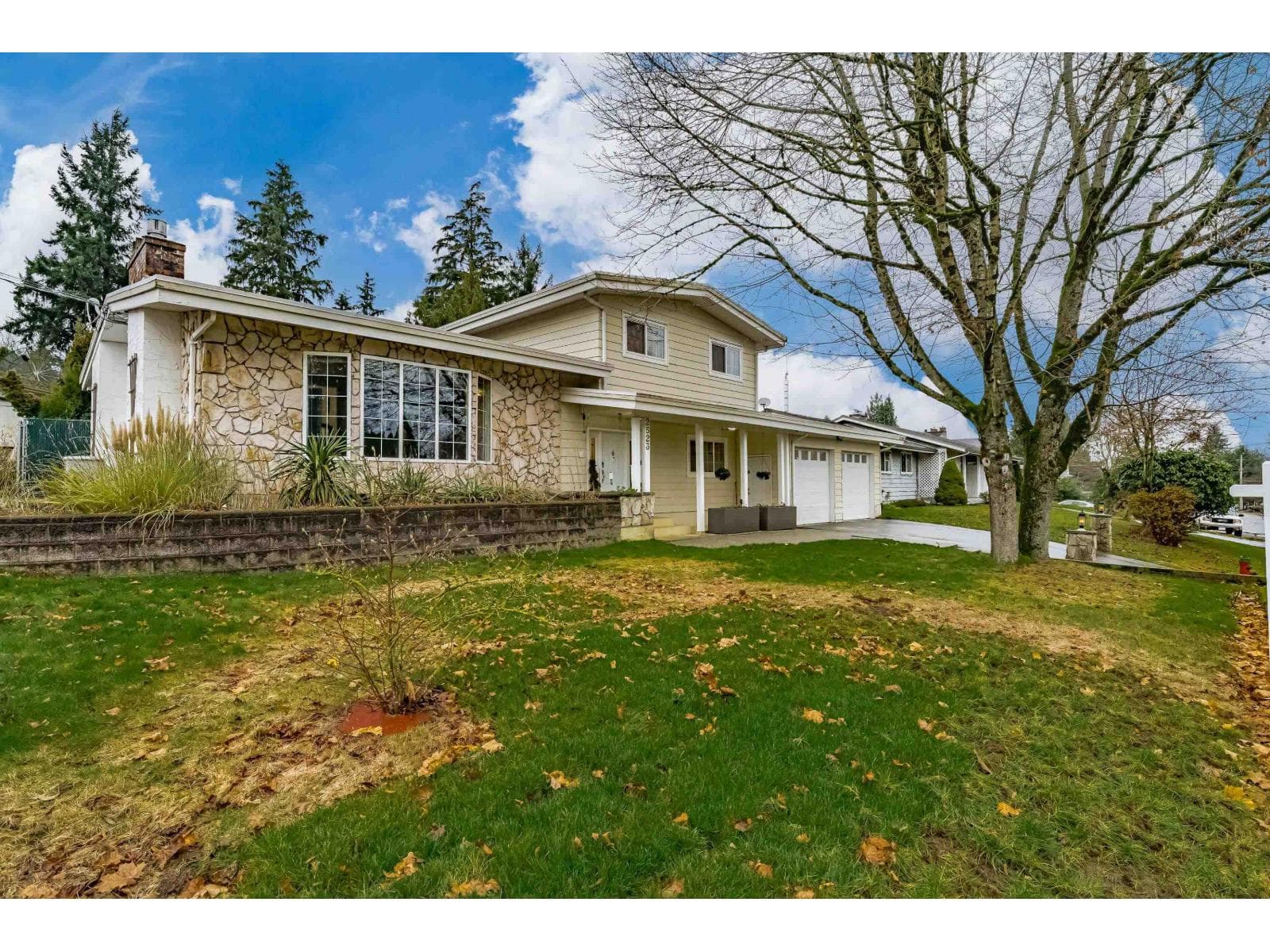 2523 SUNNYSIDE CRESCENT