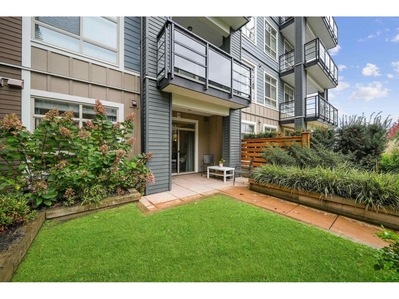 206 45562 AIRPORT ROAD, Chilliwack Proper South