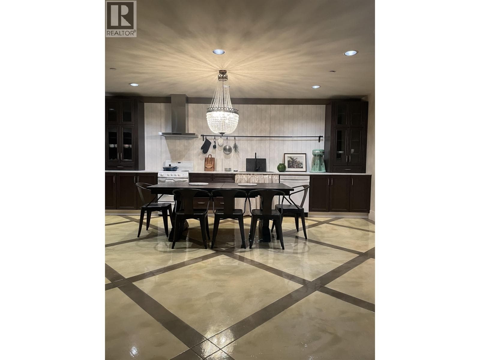 Suite 7589 CURTIS STREET