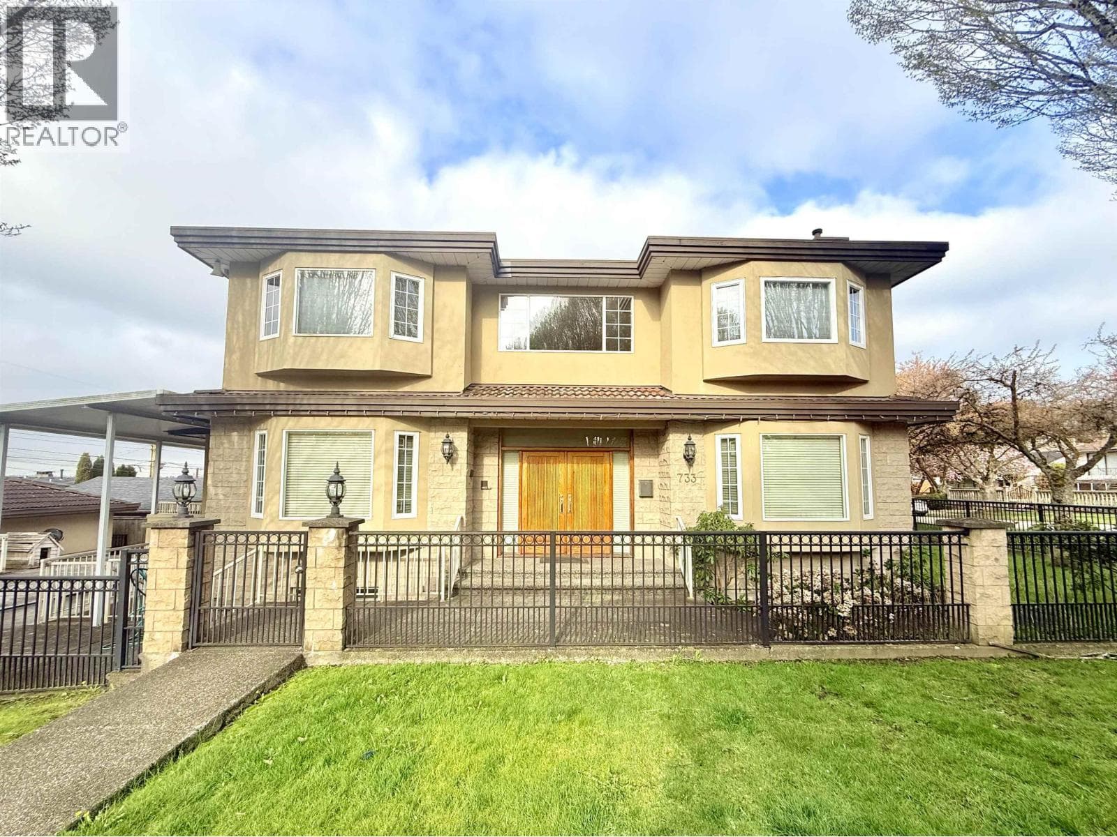 733 MACDONALD AVENUE