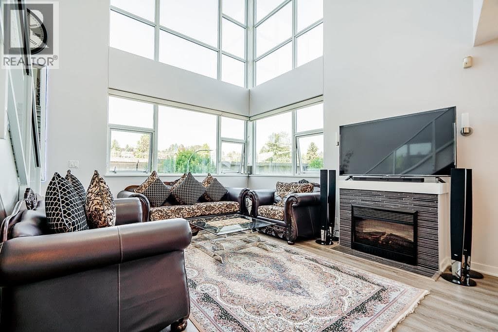 304 2225 HOLDOM AVENUE