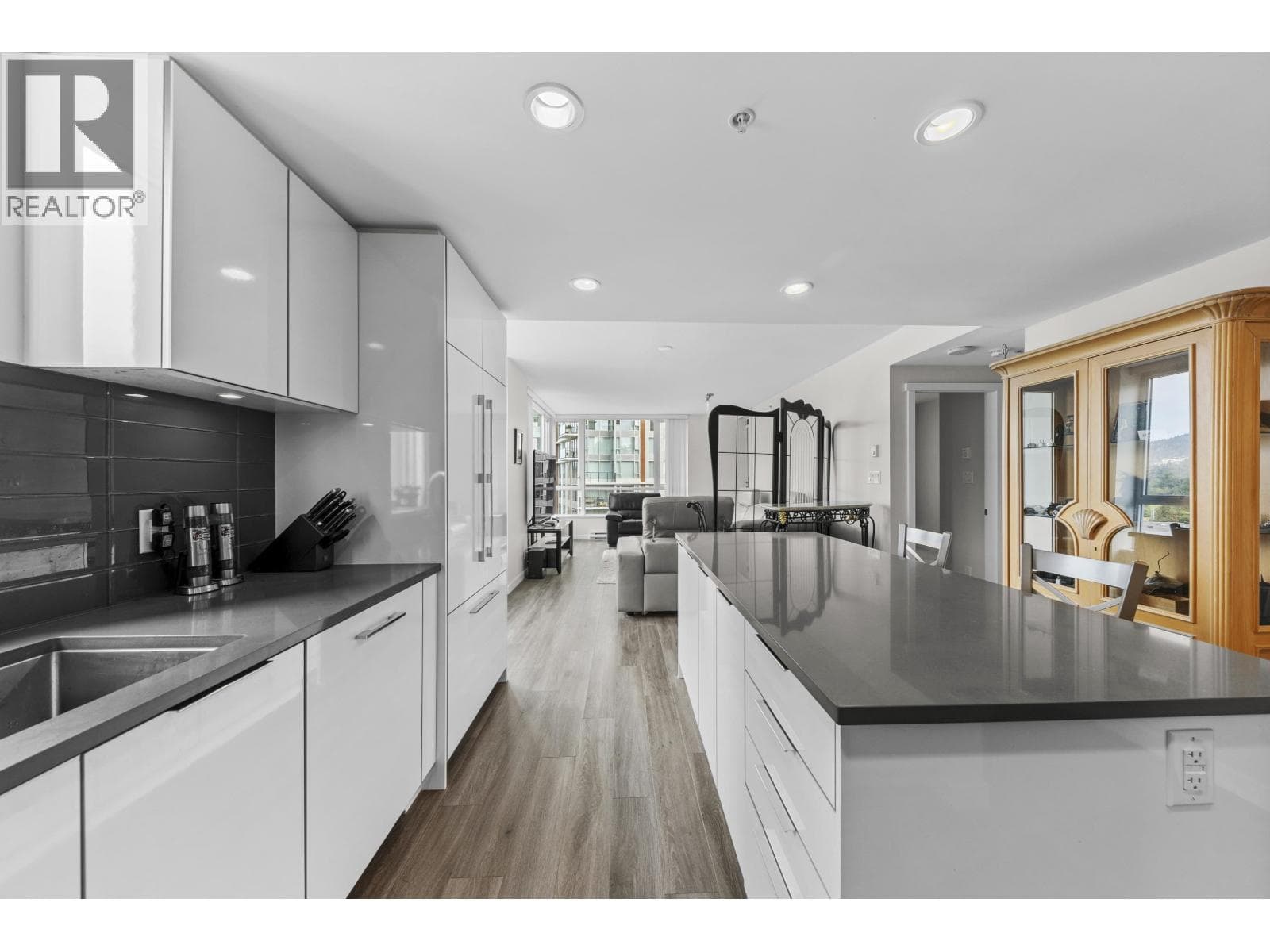 1001 3096 WINDSOR GATE