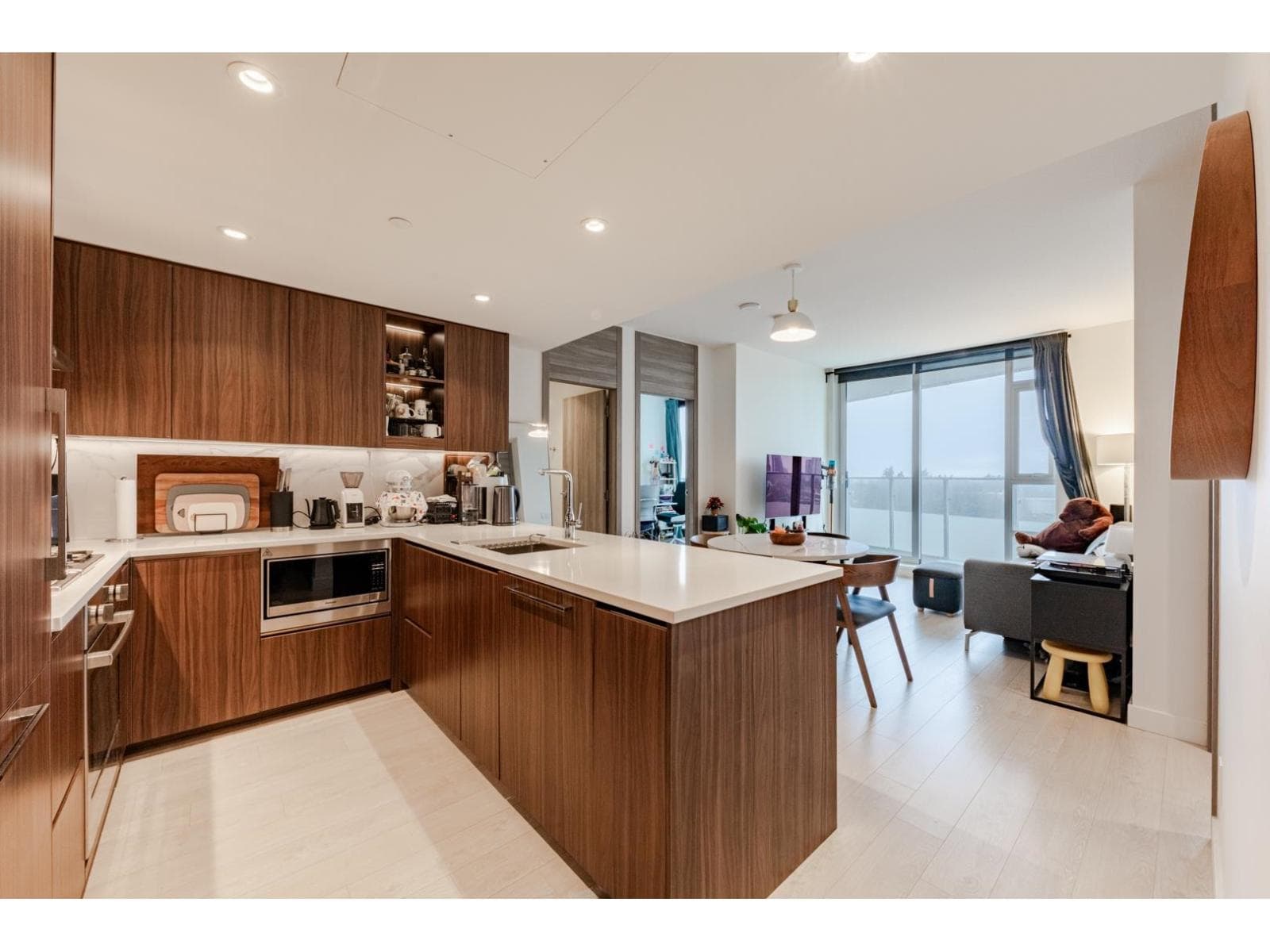 1803 9887 WHALLEY BOULEVARD