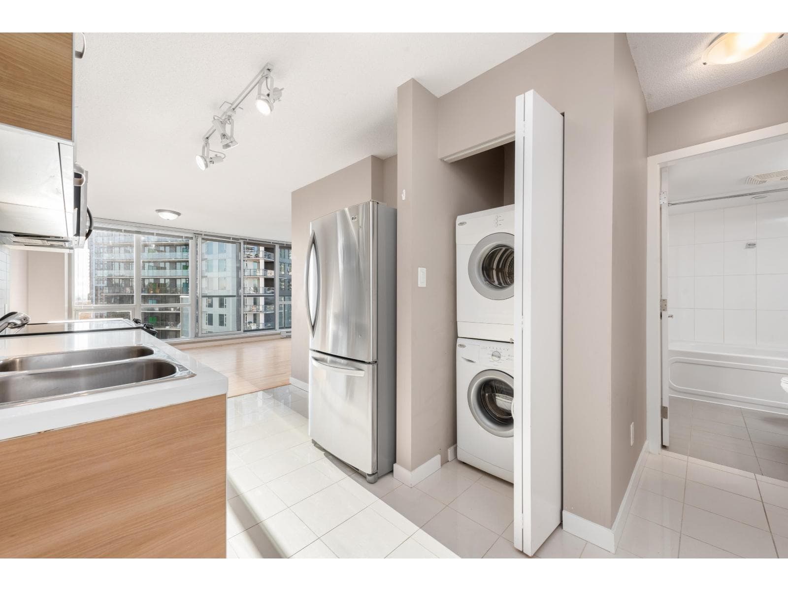 1805 9981 WHALLEY BOULEVARD