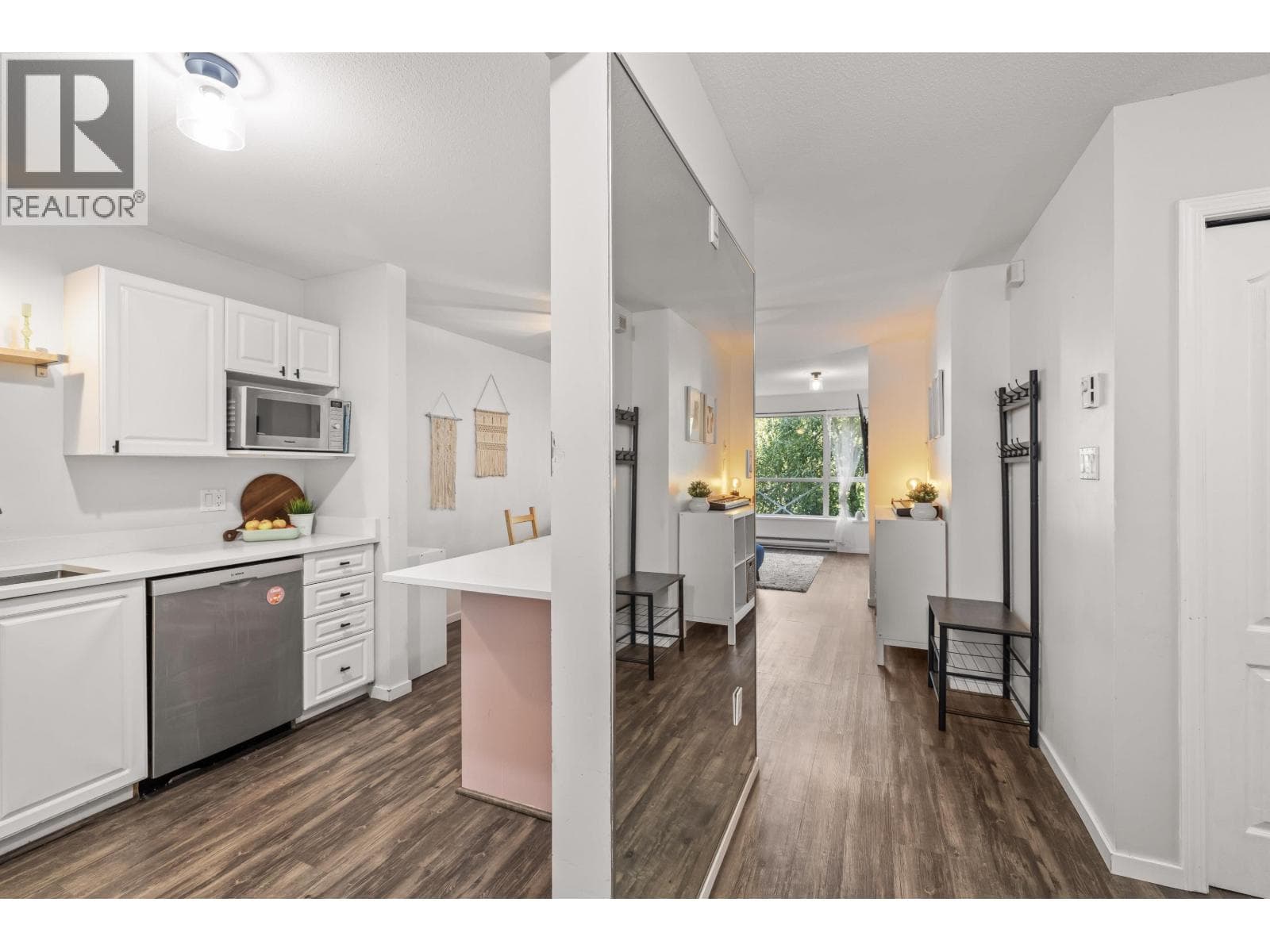 208 2551 PARKVIEW LANE