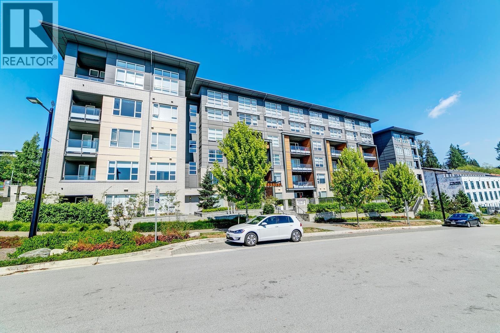 518 9877 UNIVERSITY CRESCENT