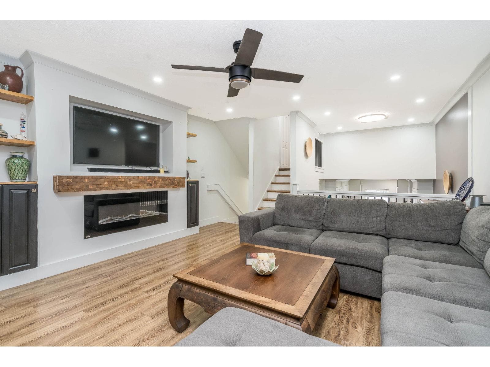 17 33293 E BOURQUIN CRESCENT