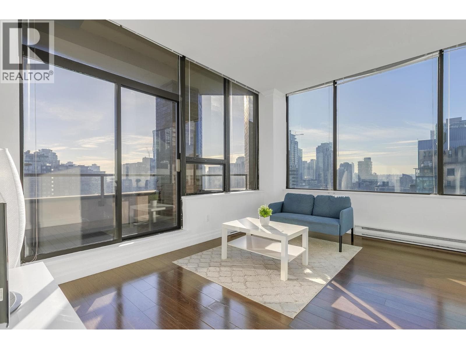 908 1010 HOWE STREET