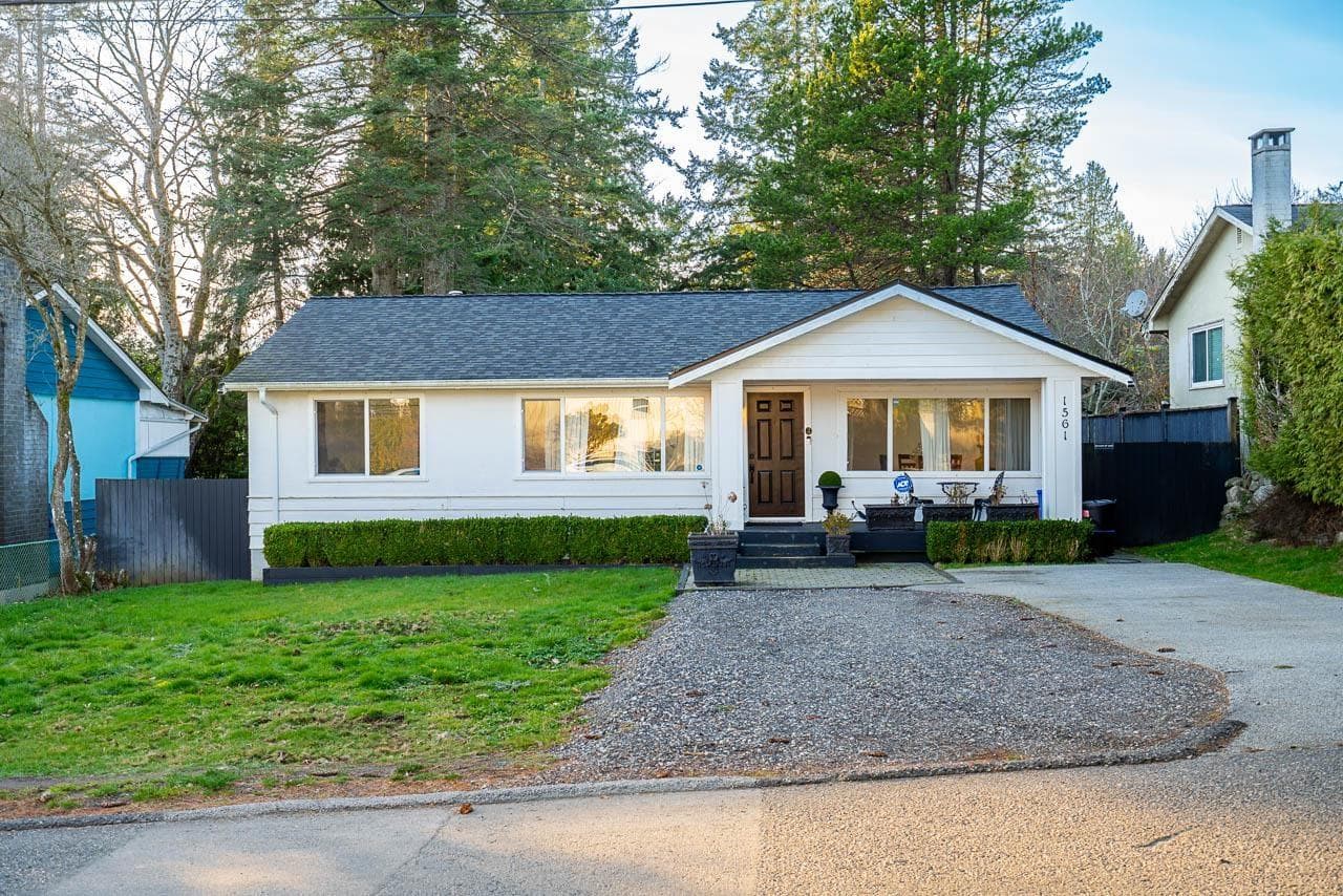 1561 CHESTNUT STREET