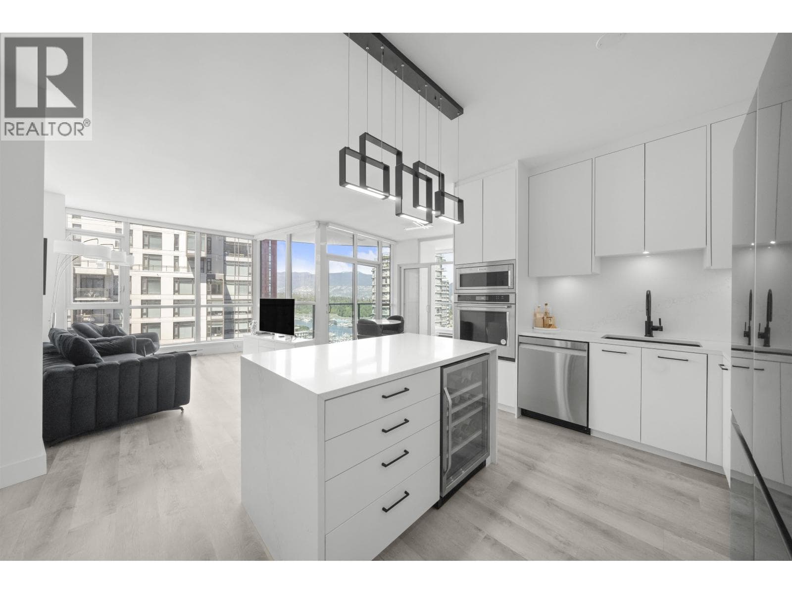 2201 1189 MELVILLE STREET