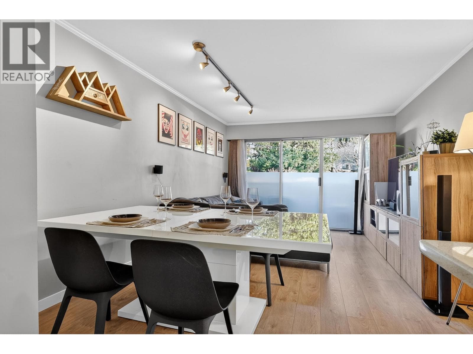 211 230 MOWAT STREET