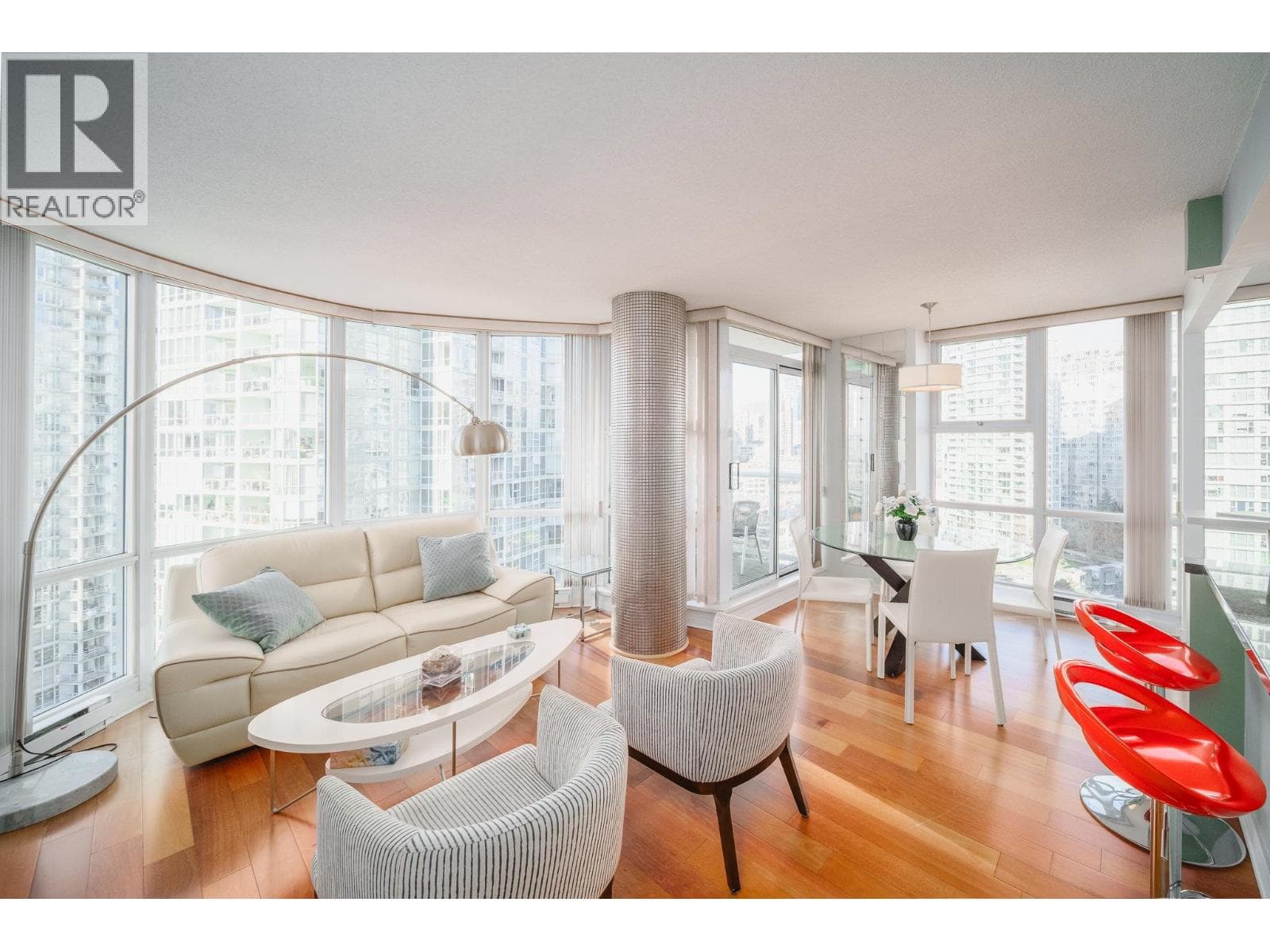 1906 1077 MARINASIDE CRESCENT