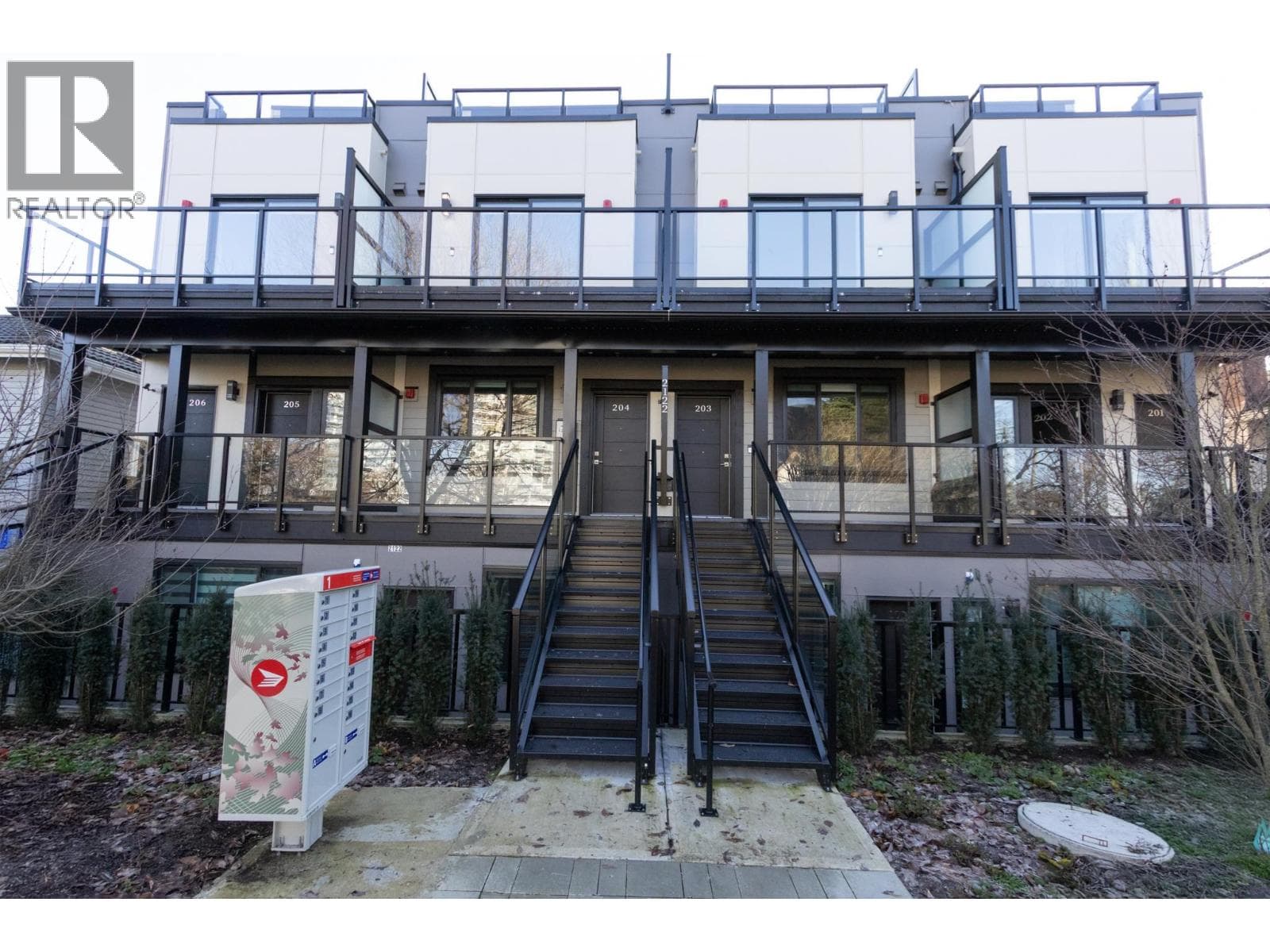 201 2122 E 32 AVENUE