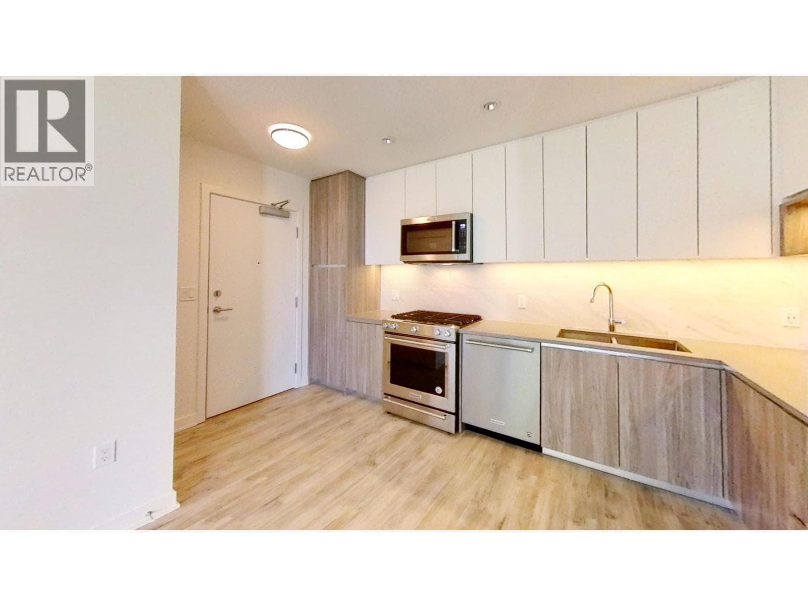 4XX 8940 UNIVERSITY CRESCENT