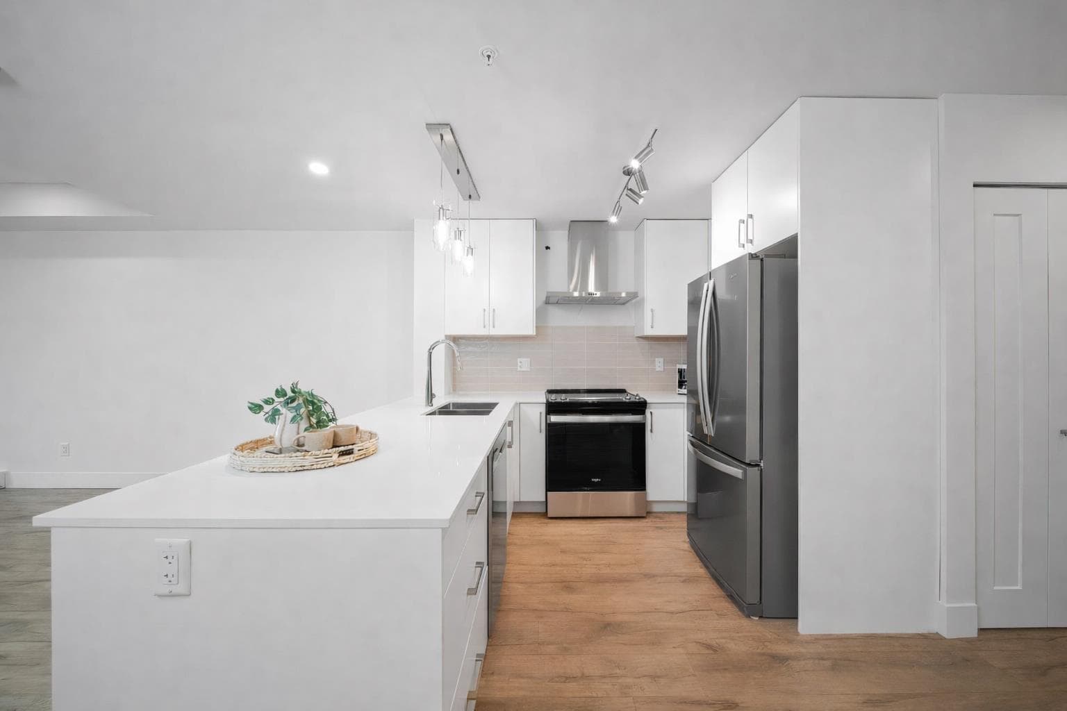 19 6328 KING GEORGE BOULEVARD