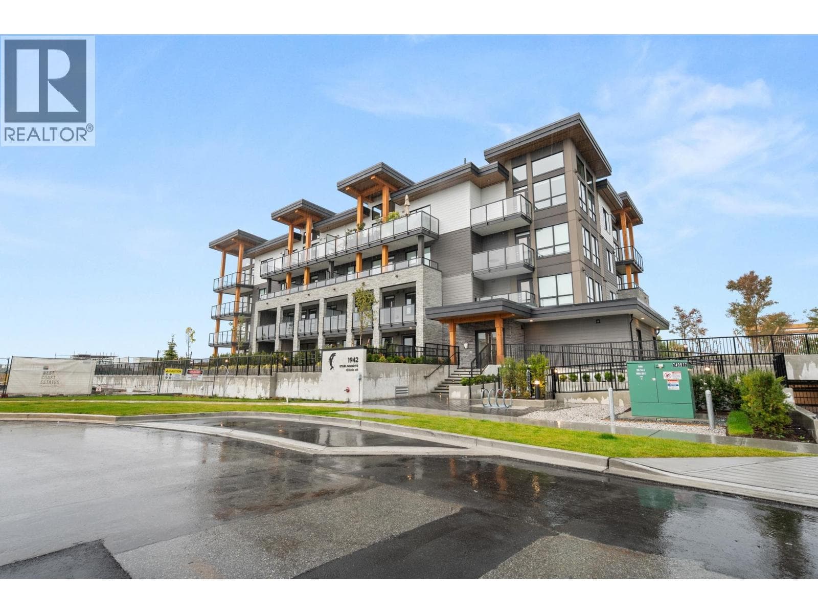 205 1942 STARLING DRIVE