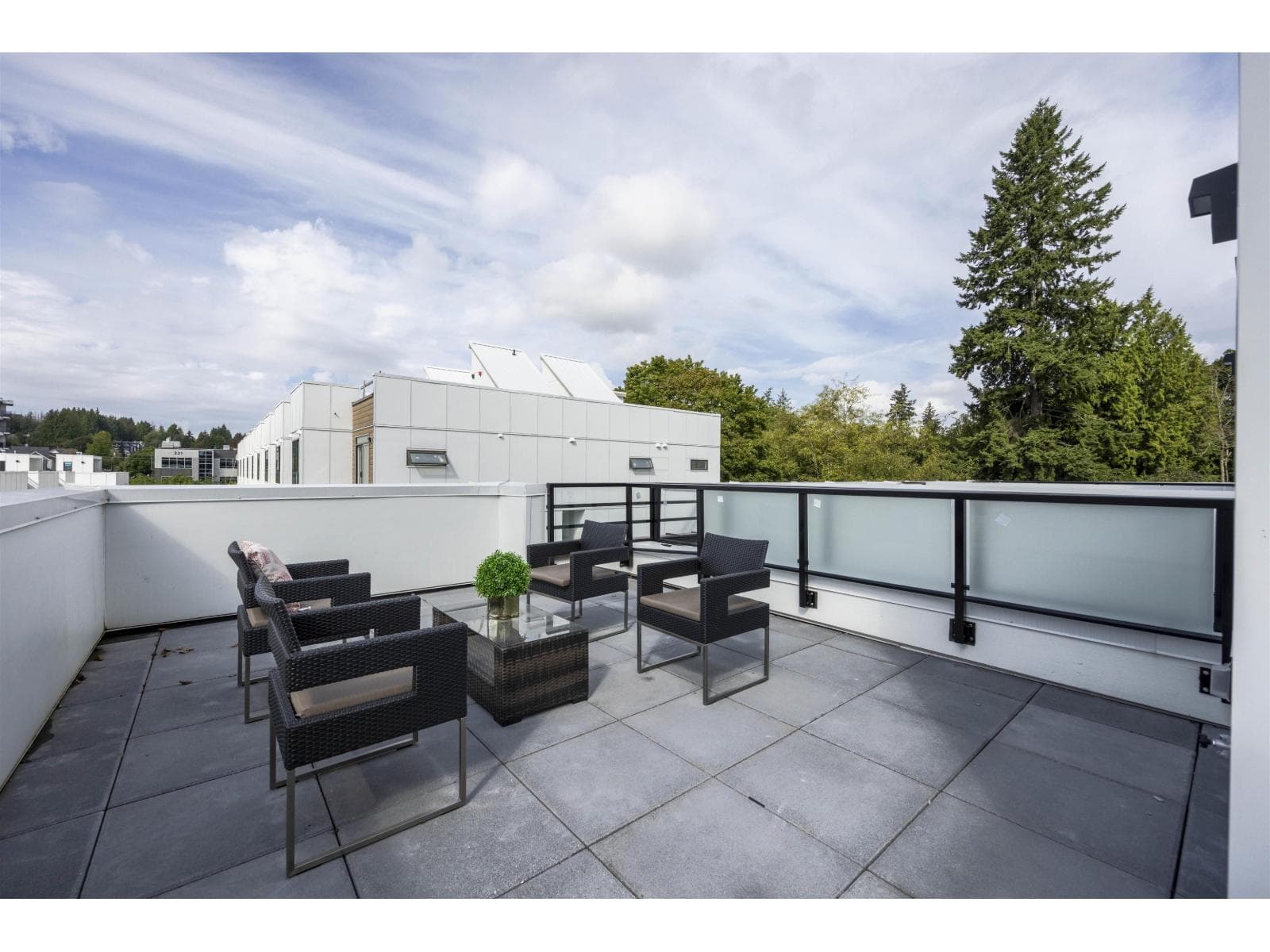 301 6338 KING GEORGE BOULEVARD