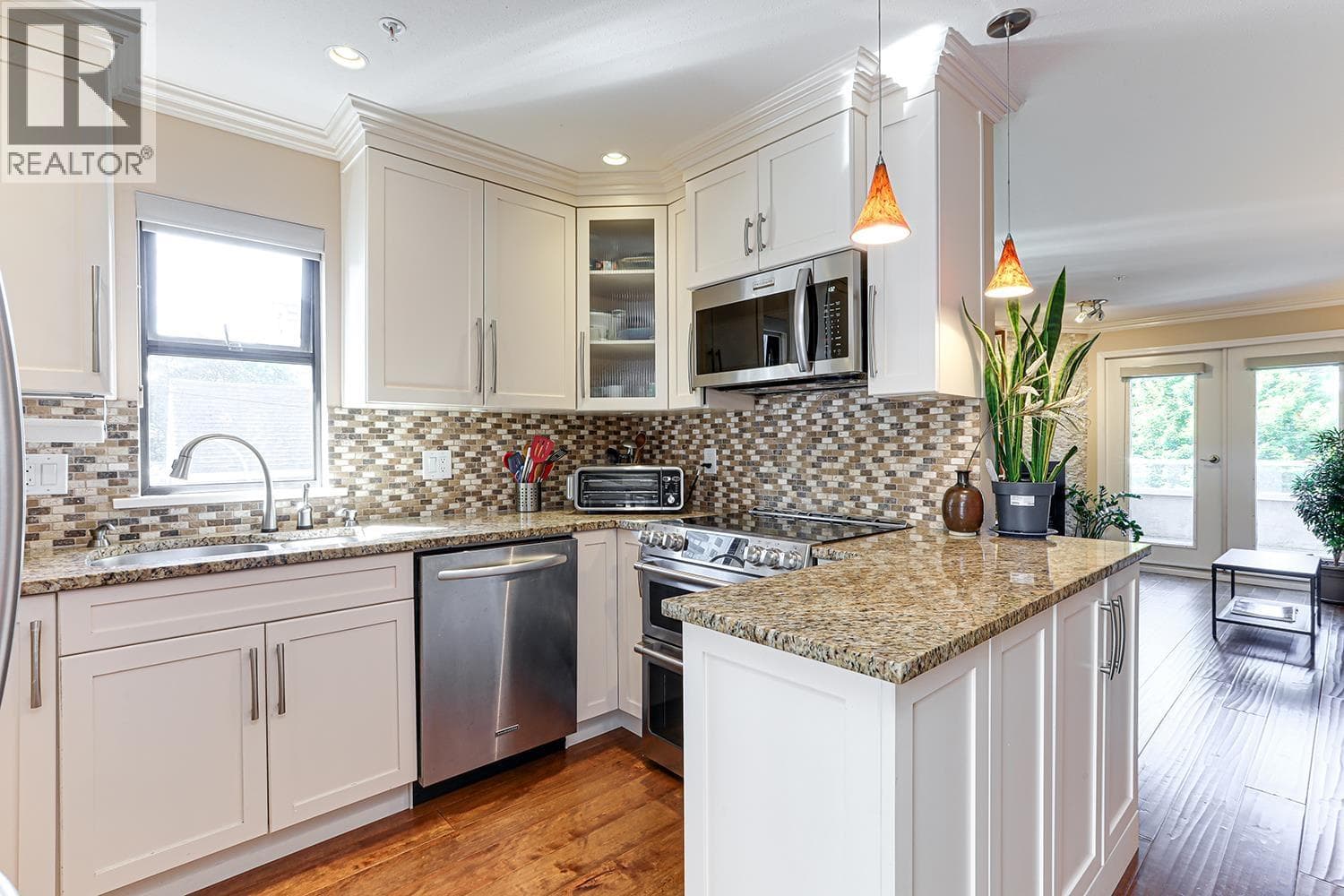 5 890 BROUGHTON STREET