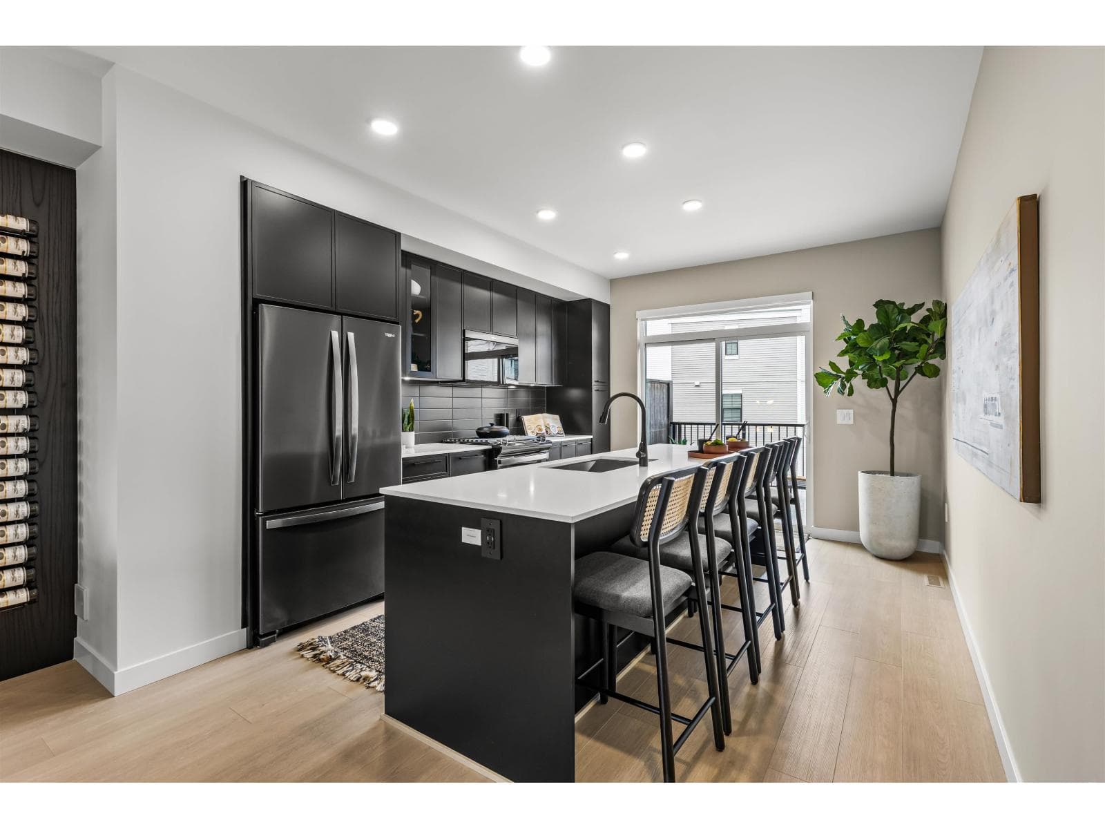 8 2886 MONTROSE AVENUE