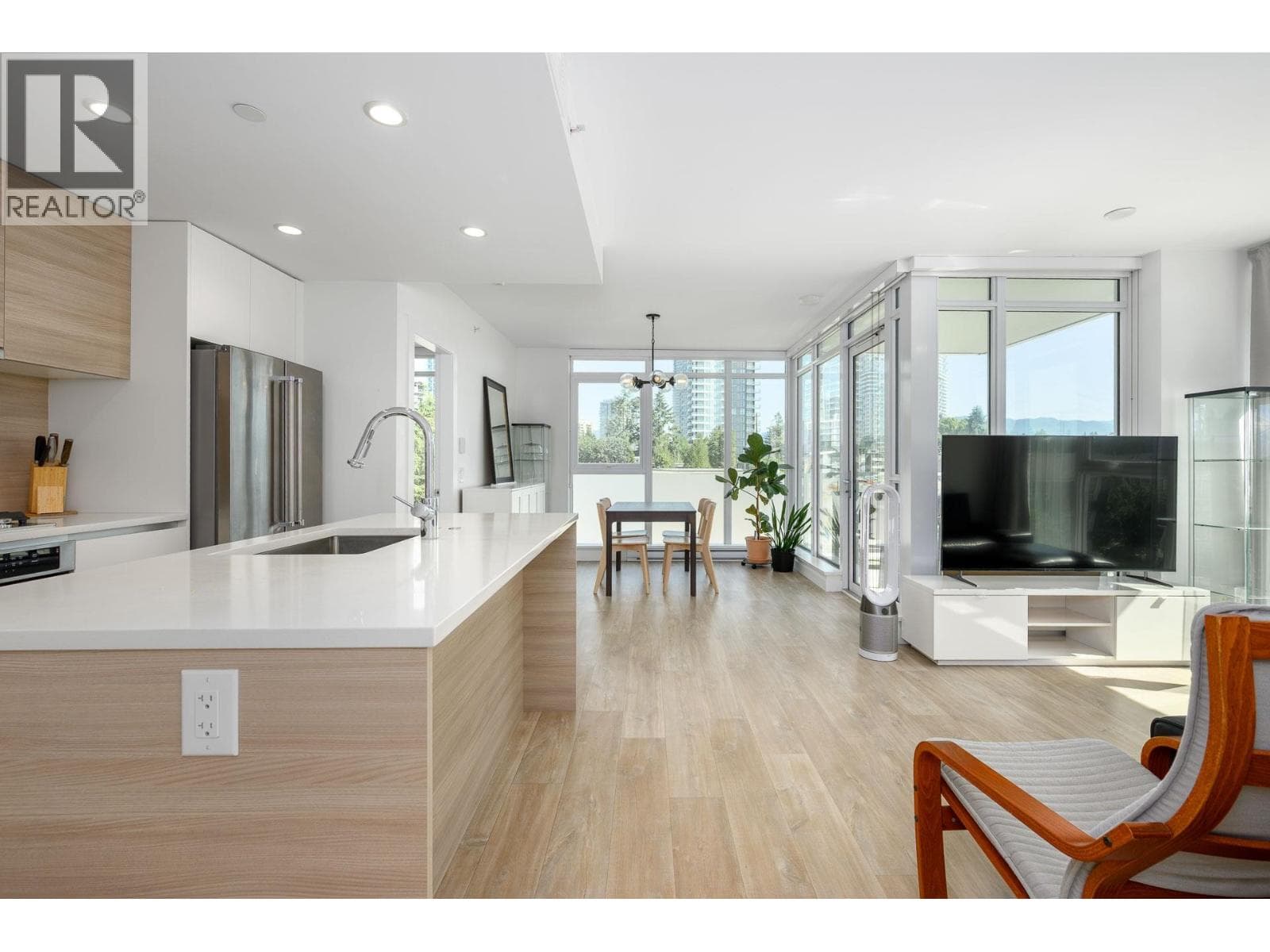 407 525 FOSTER AVENUE