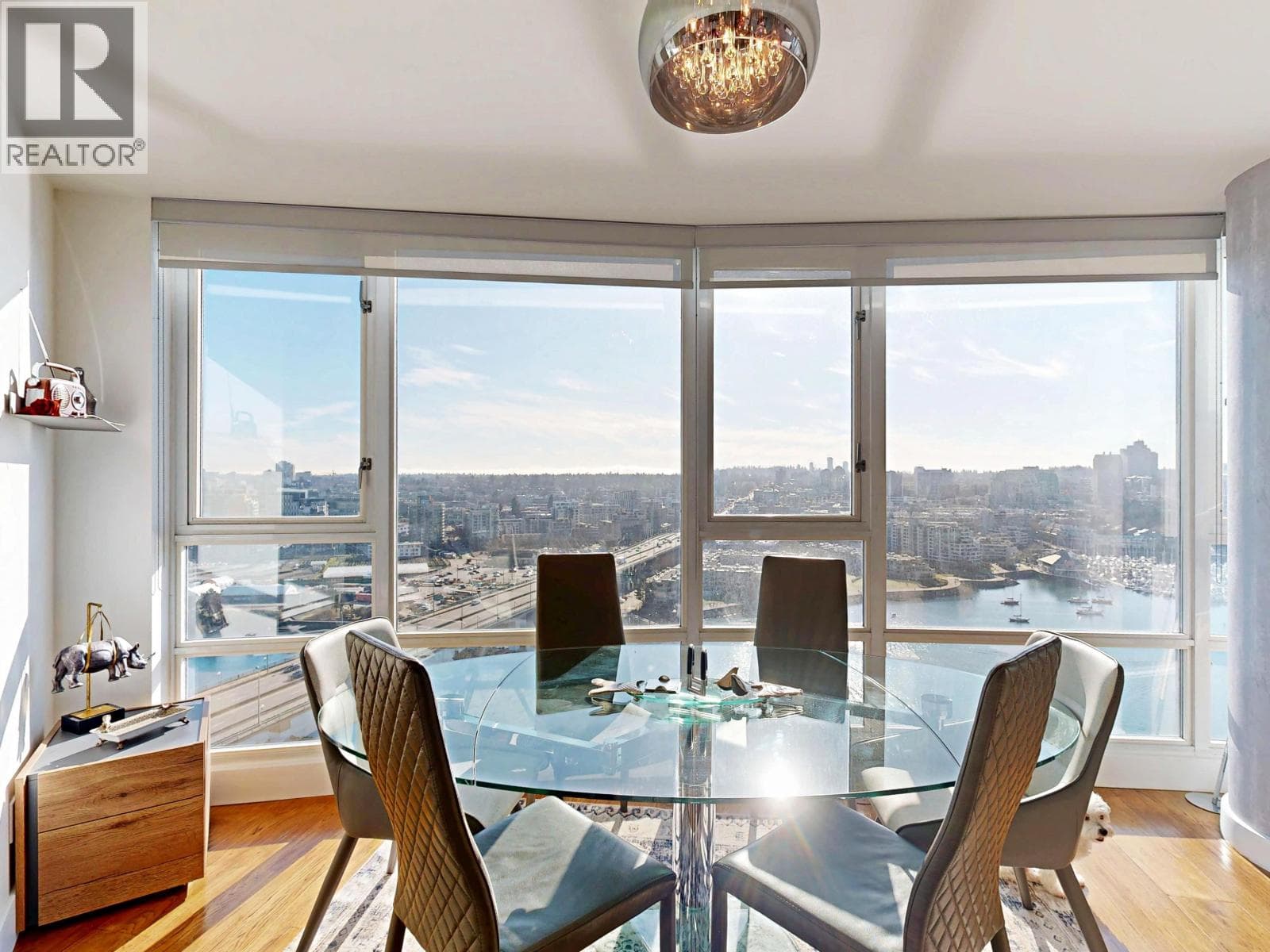 2706 1033 MARINASIDE CRESCENT