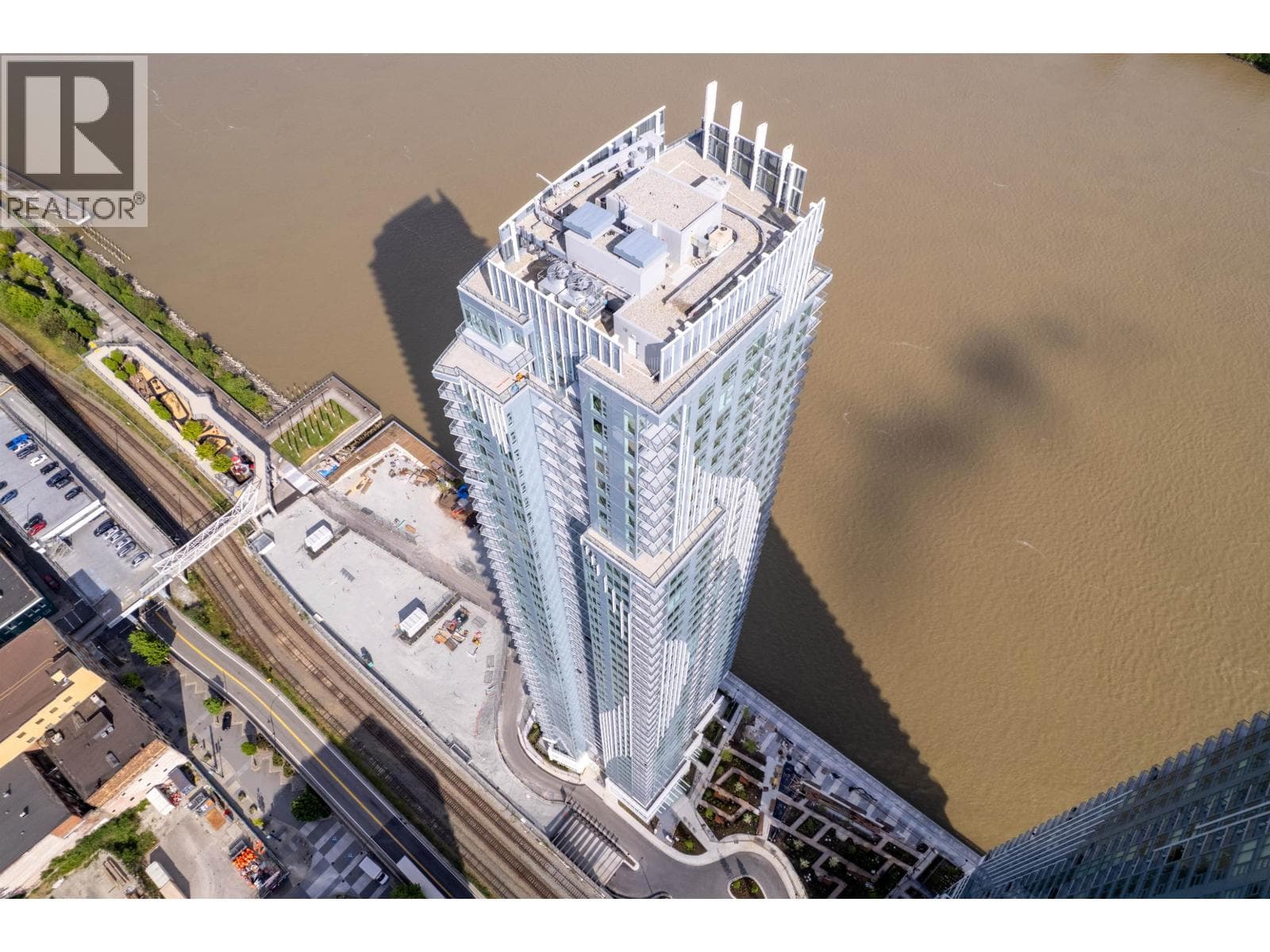 2104 660 QUAYSIDE DRIVE