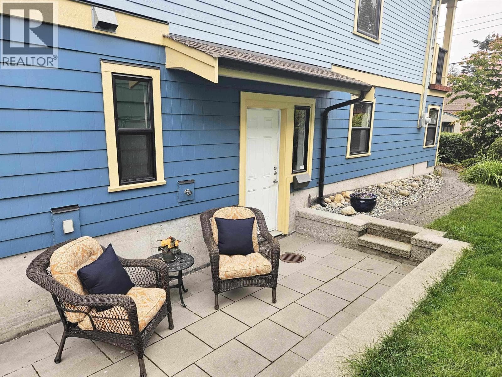 LOWER 823 EDINBURGH STREET