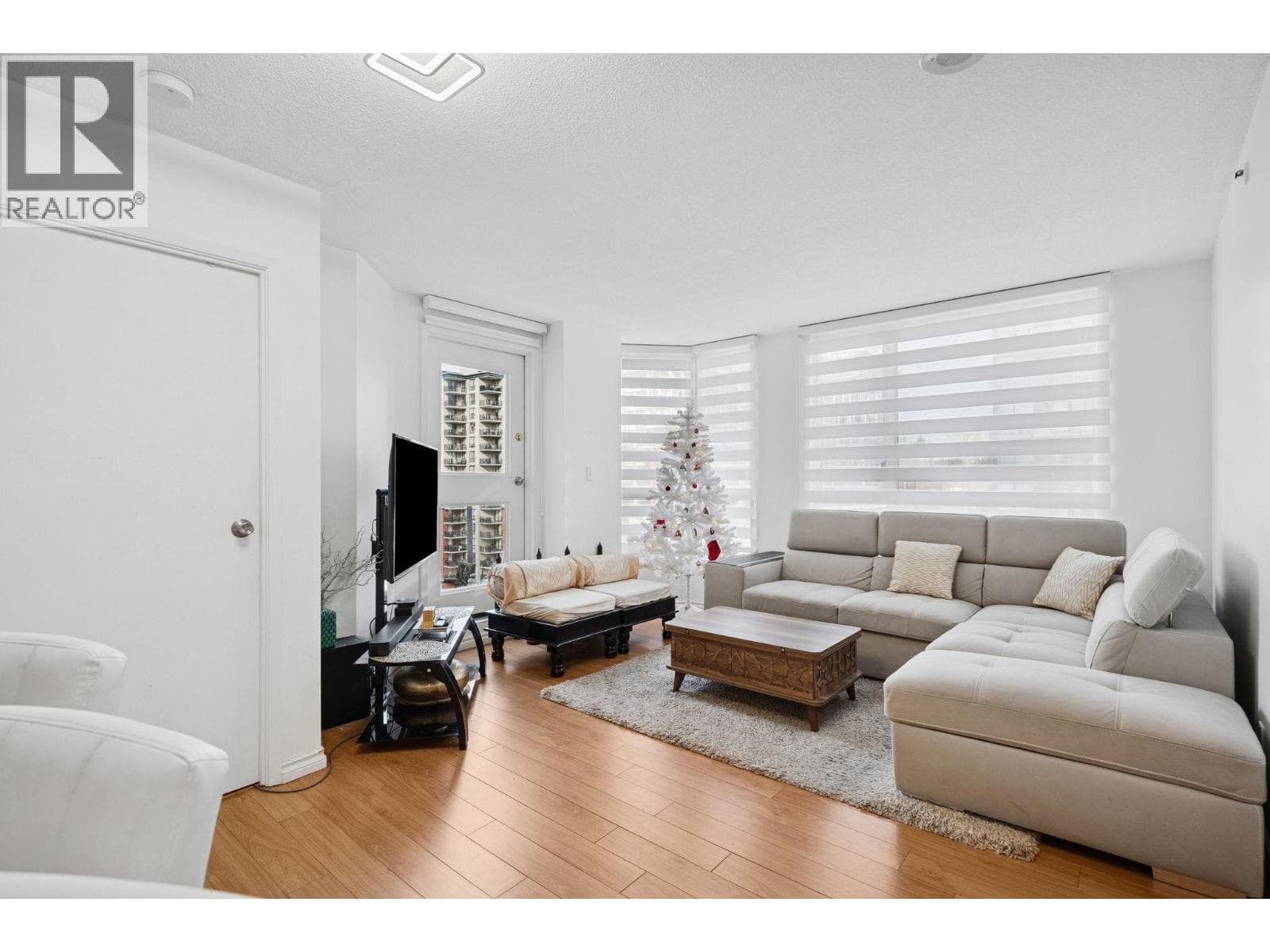 1402 828 AGNES STREET