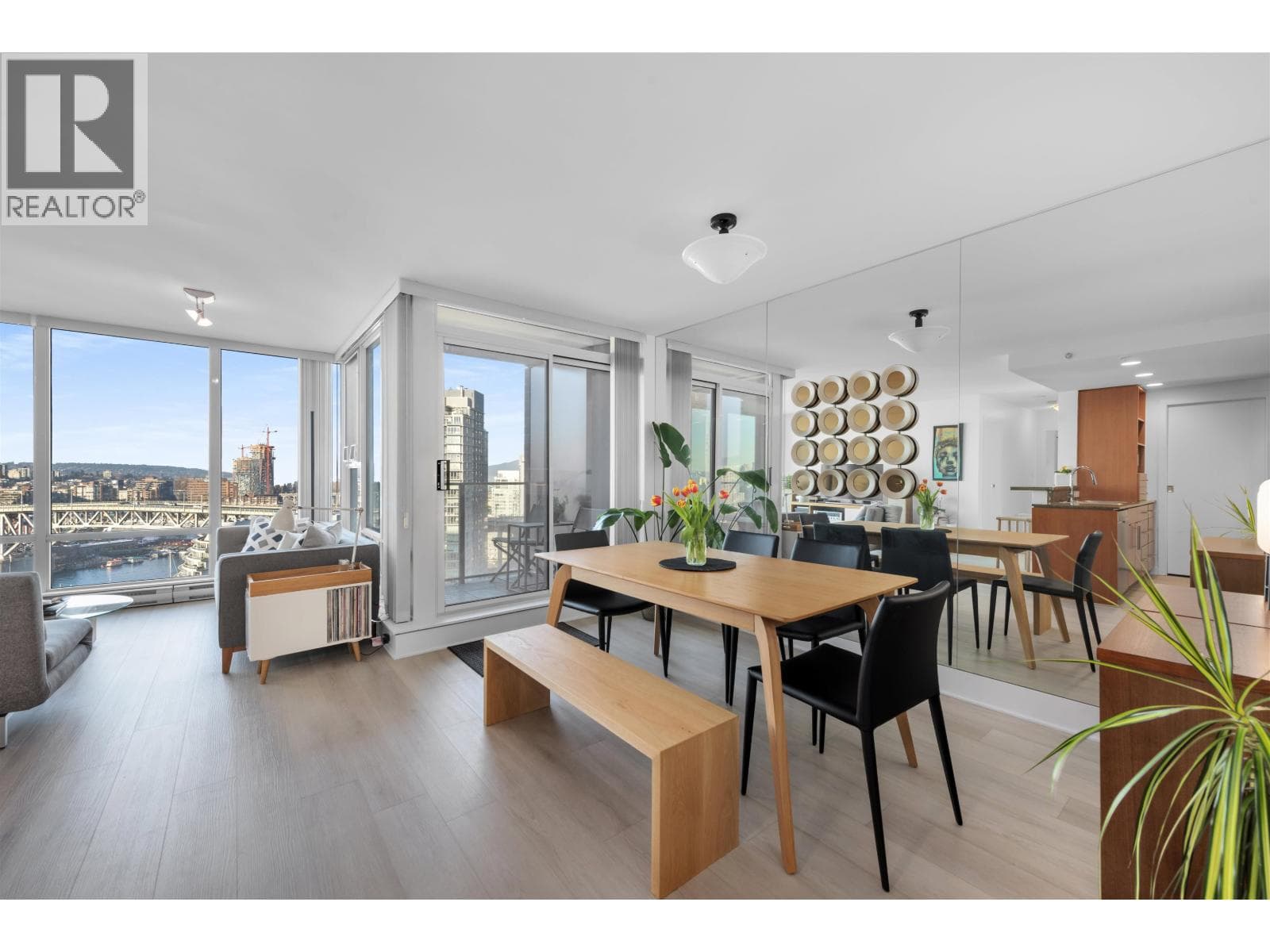 2105 455 BEACH CRESCENT