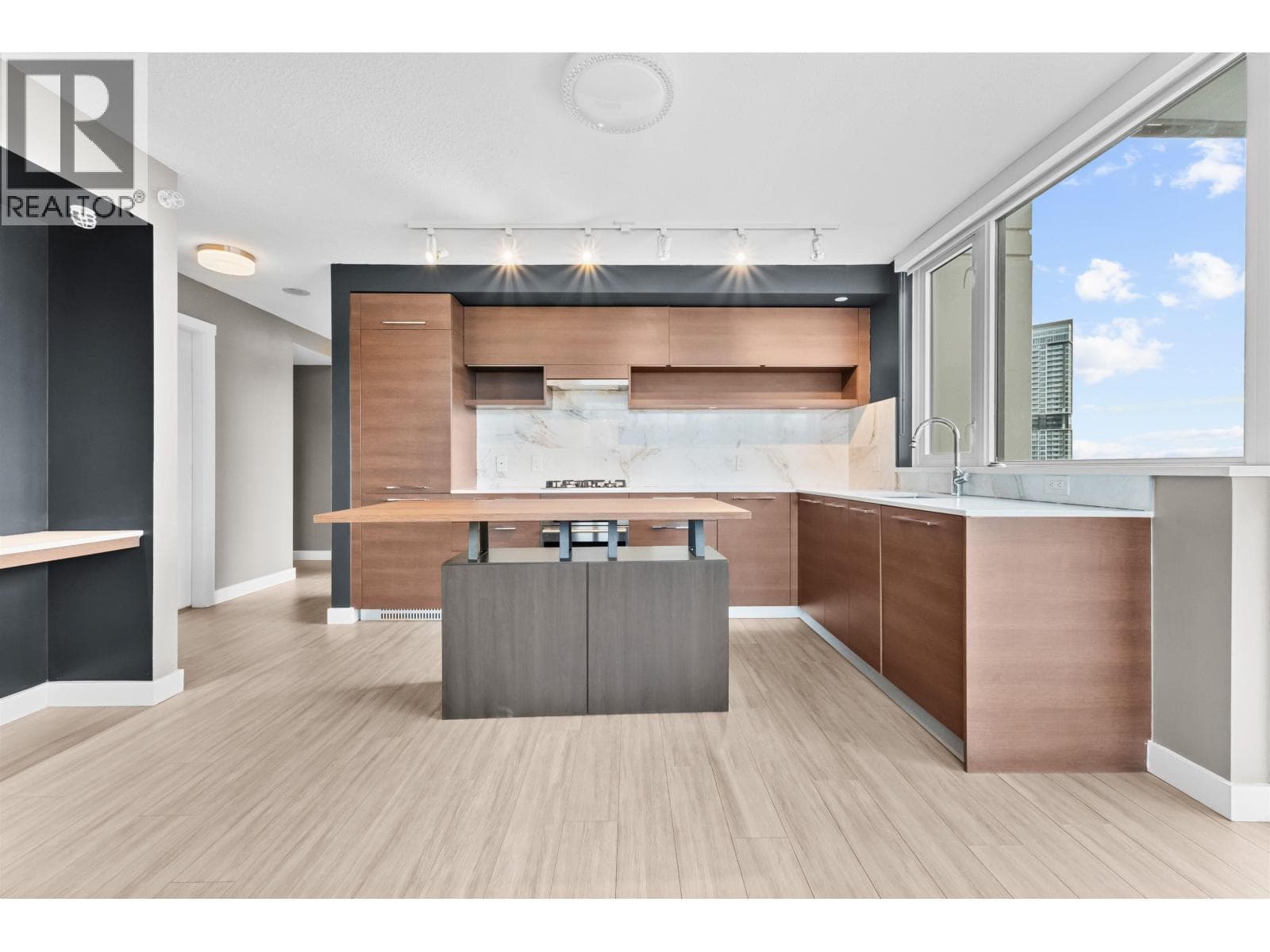 2404 570 EMERSON STREET