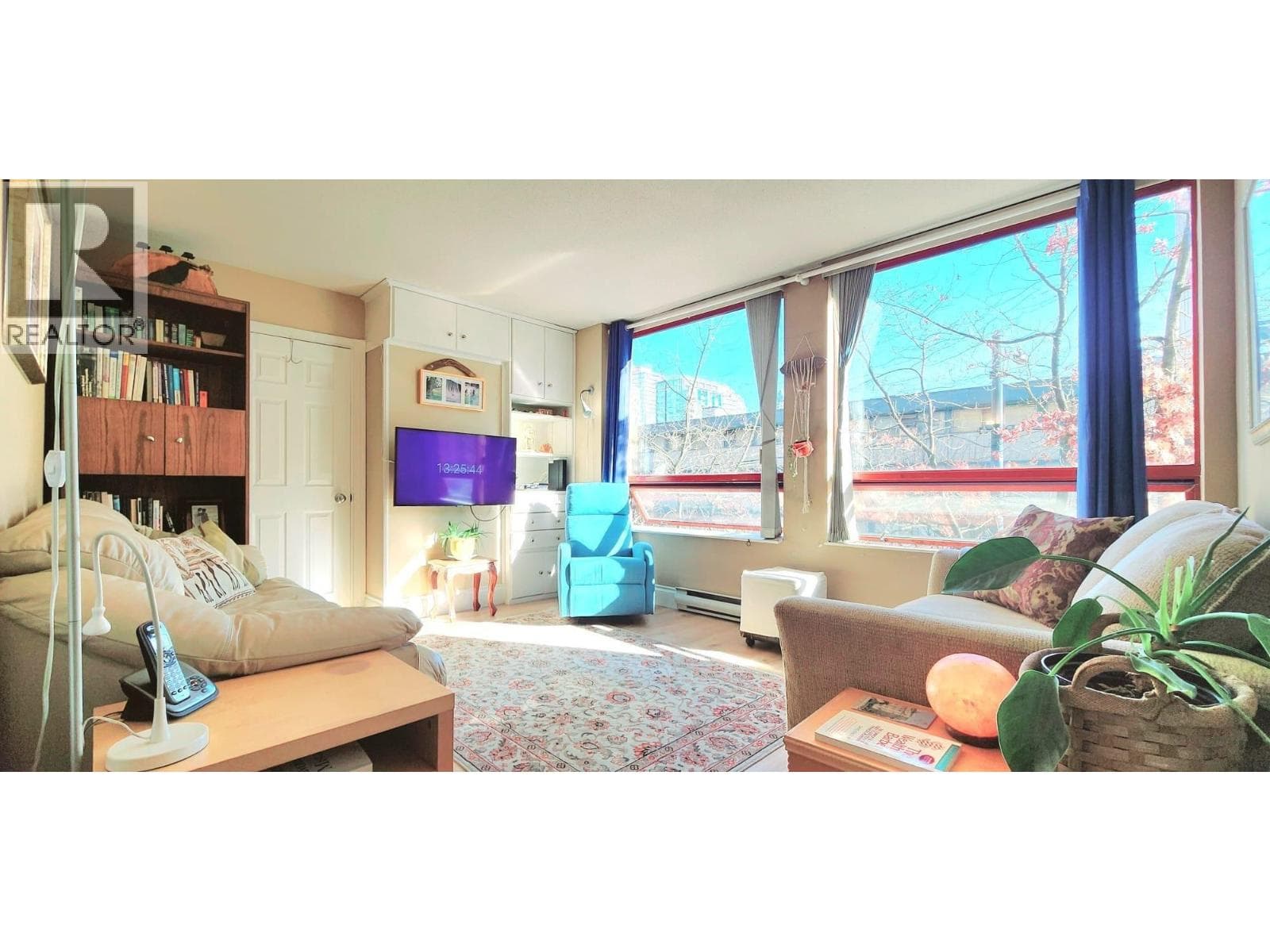 208 811 HELMCKEN STREET