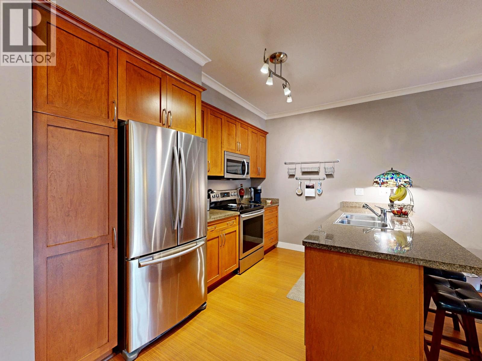 207 1375 VIEW CRESCENT