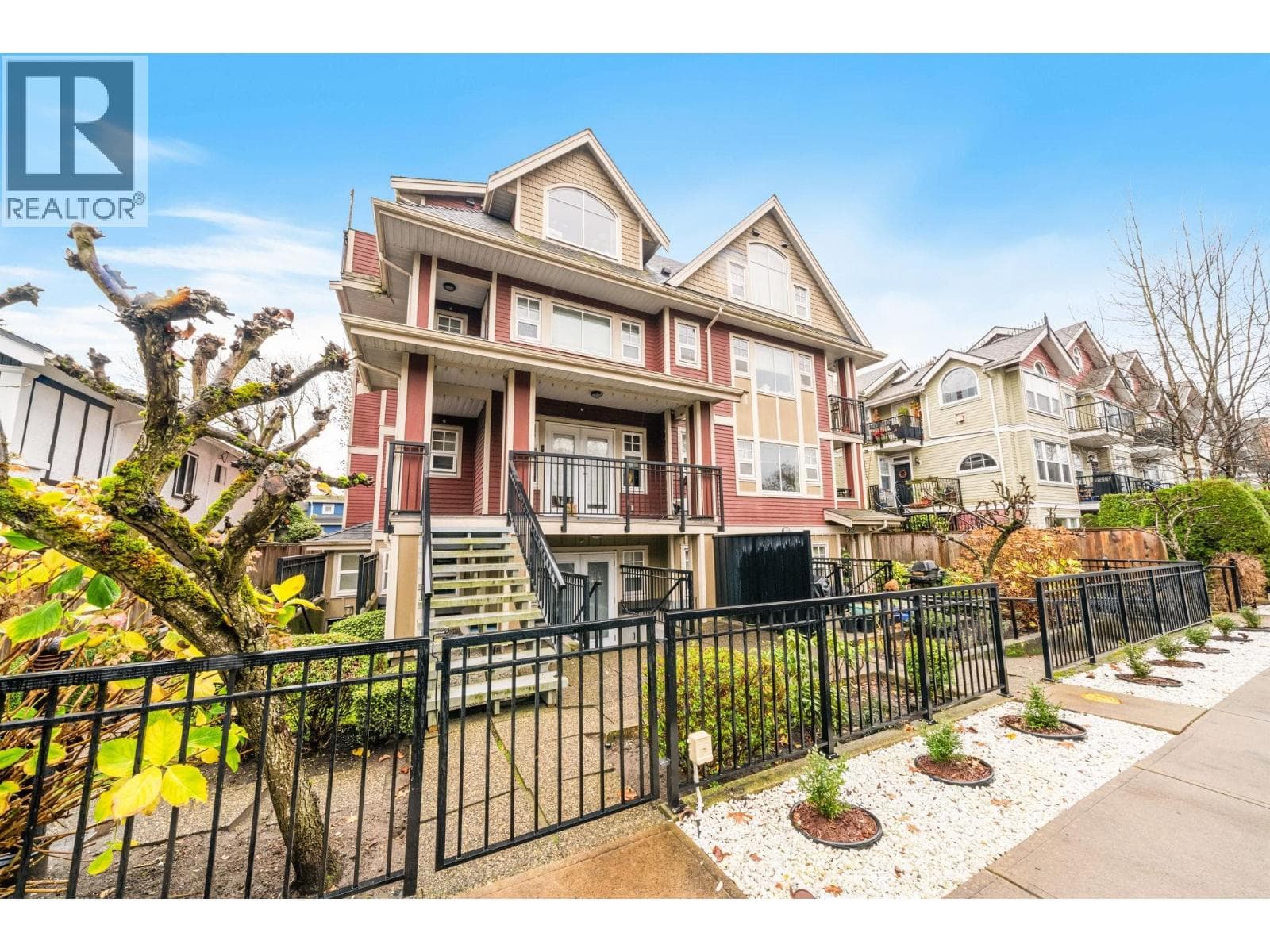 203 930 W 16TH AVENUE