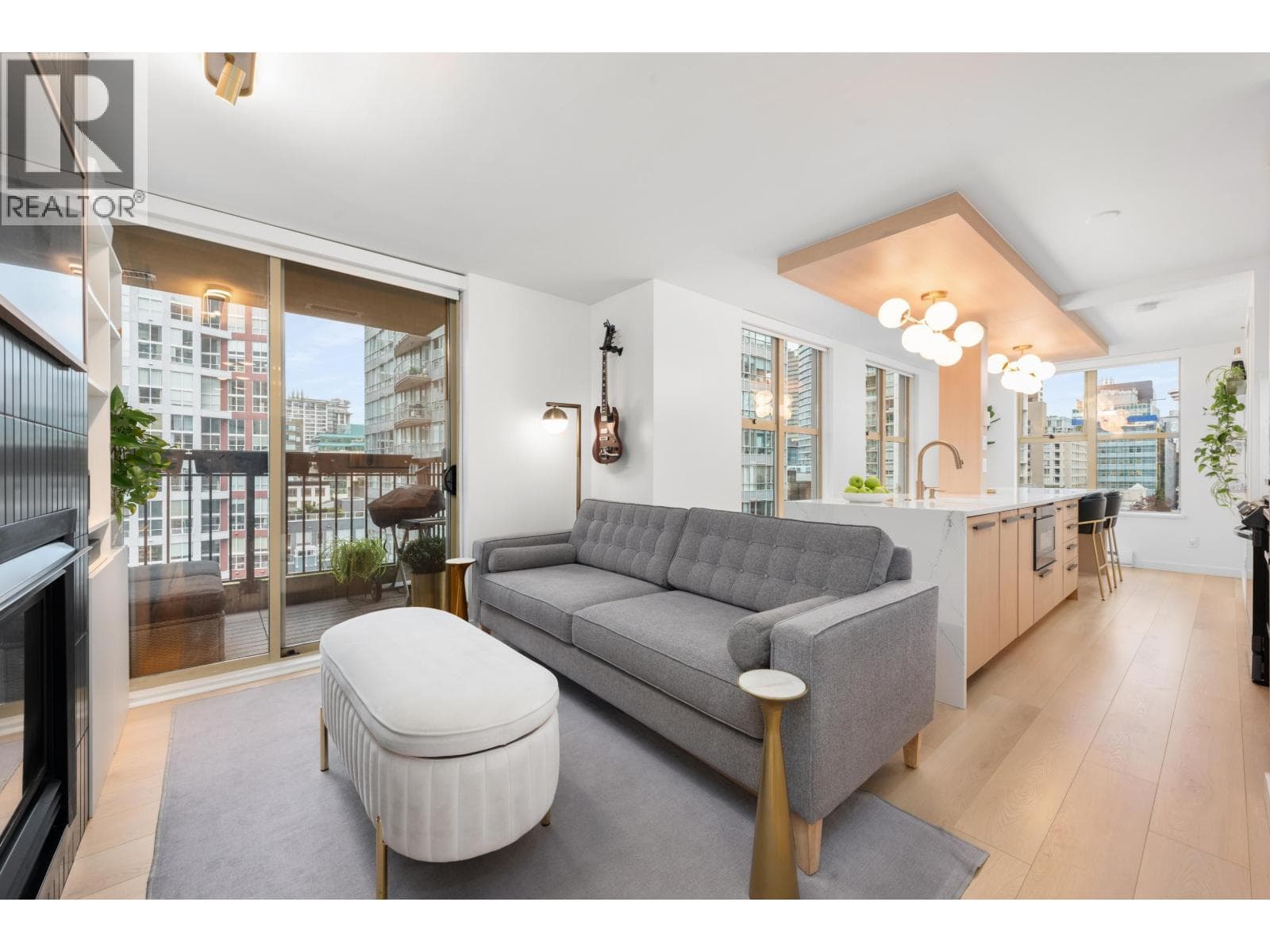 1203 969 RICHARDS STREET